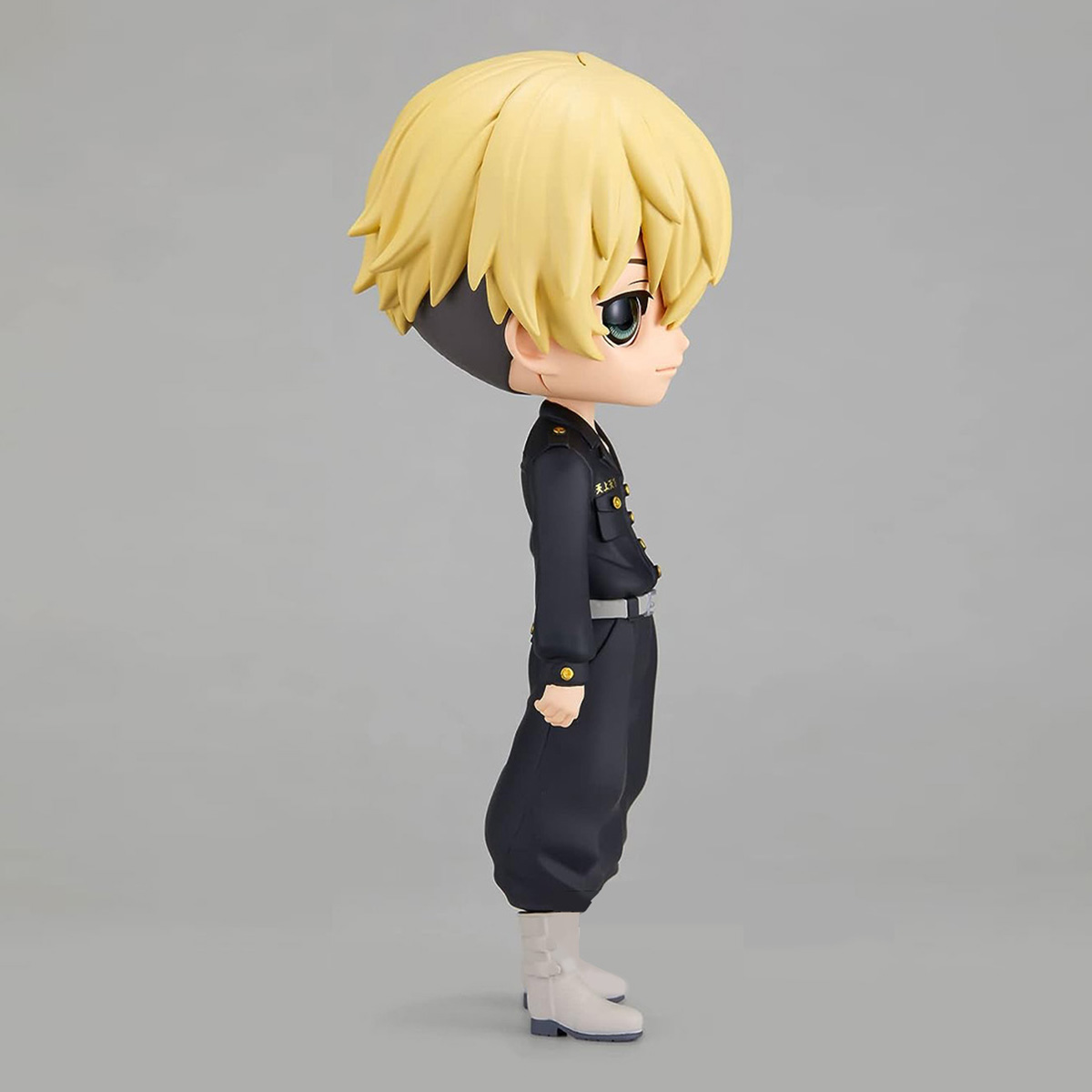 Kleine Figur eines blonden Jungen in schwarzer Uniform, Seitenansicht.