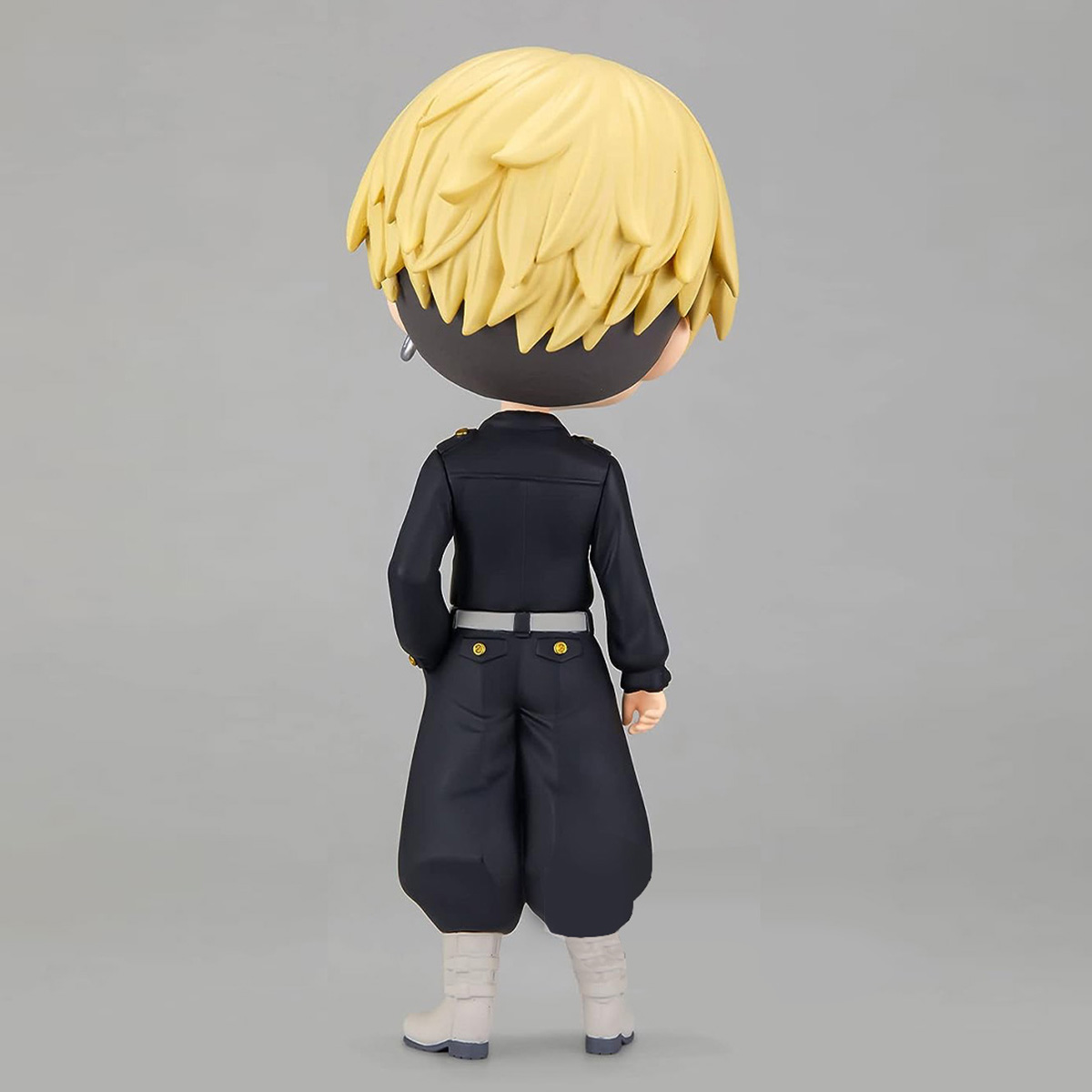 Anime-Figur eines Charakters in schwarzer Uniform, blonden Haaren und weißen Stiefeln. Rückansicht.