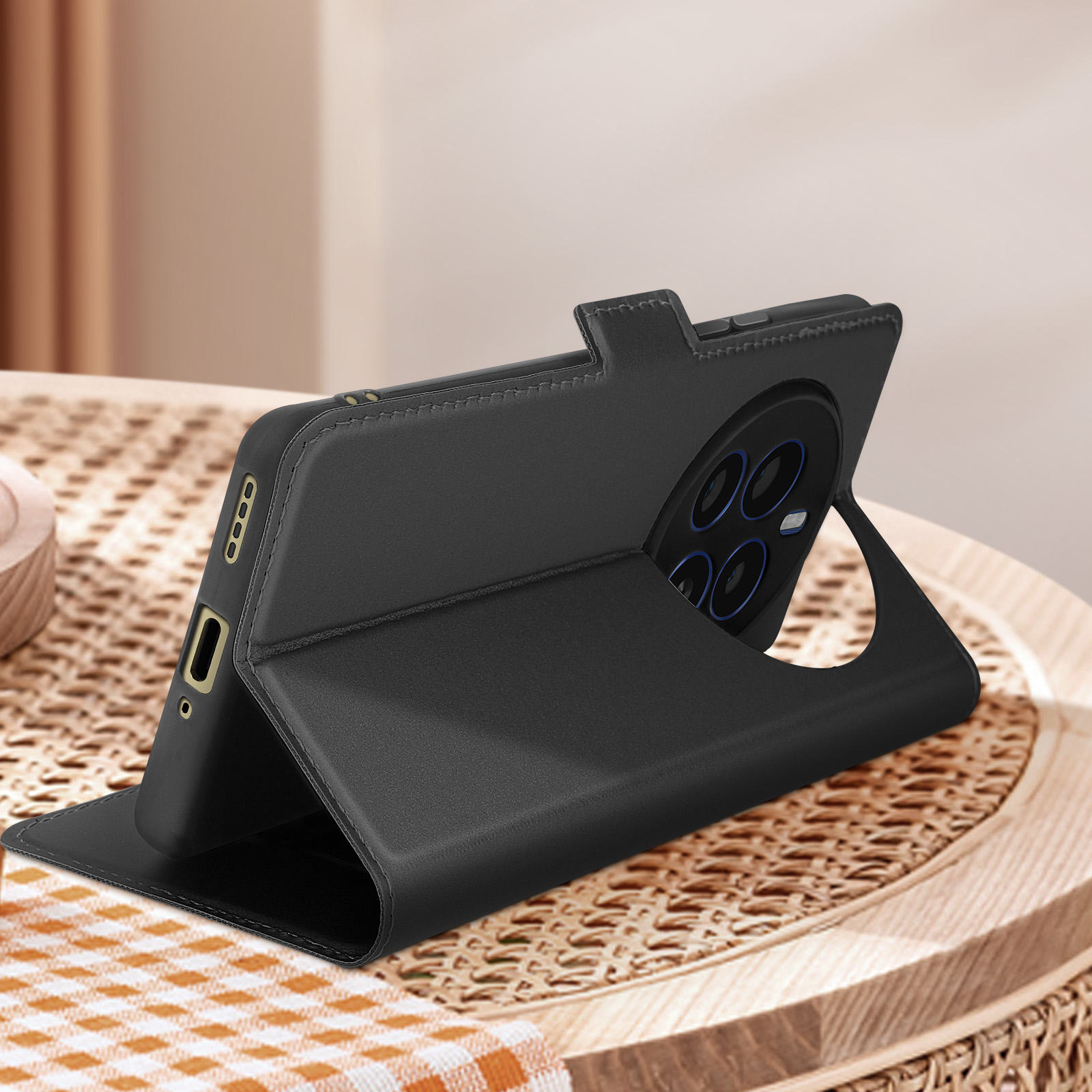 Custodia per telefono nera in posizione piegata su un tavolo di legno. La custodia ha un supporto per telefono.