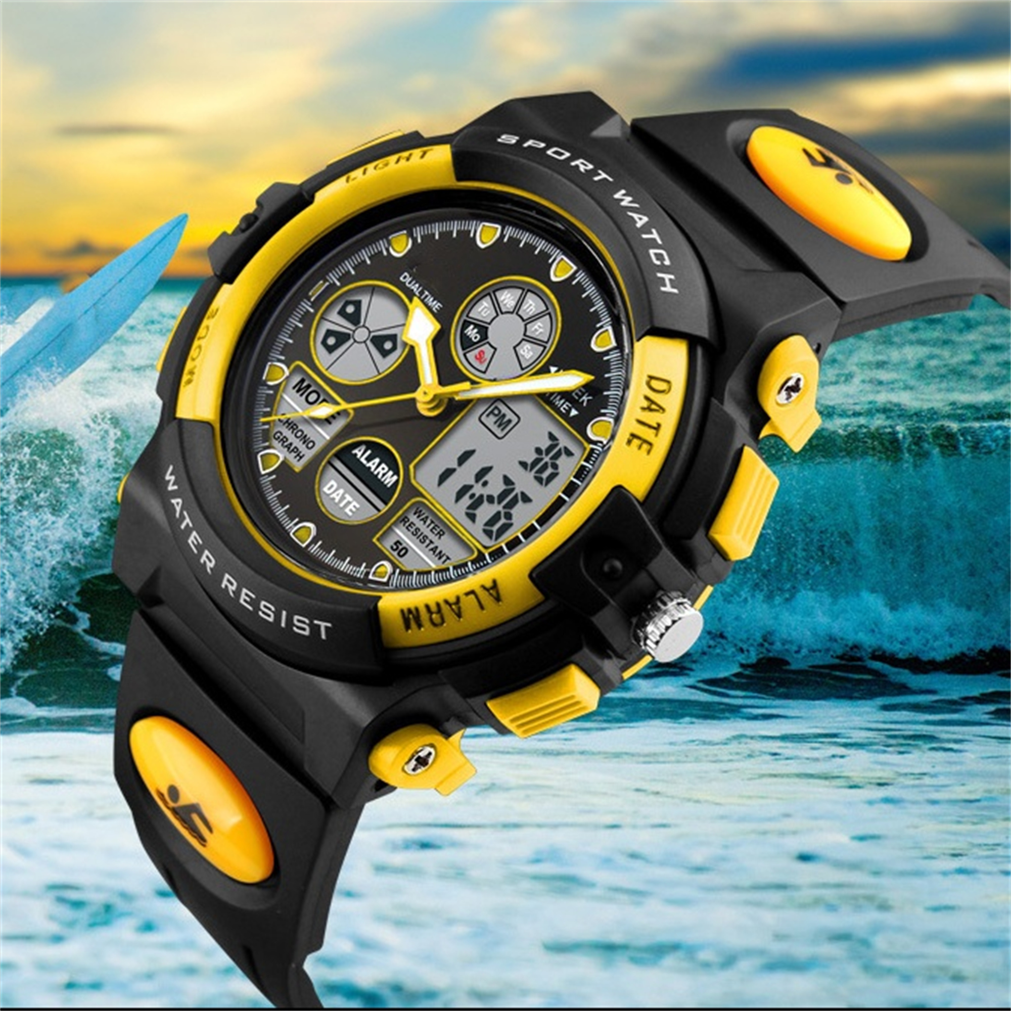 Schwarz-gelbe Sportuhr, Digitalanzeige, mit Strandhintergrund.