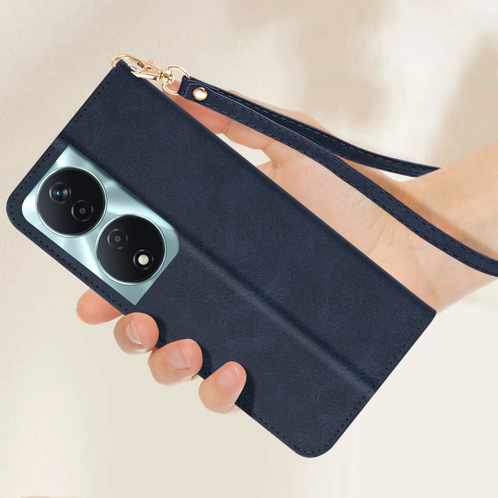 Mano che tiene una custodia blu navy con cinturino. La custodia ha una chiusura dorata e copre un telefono.