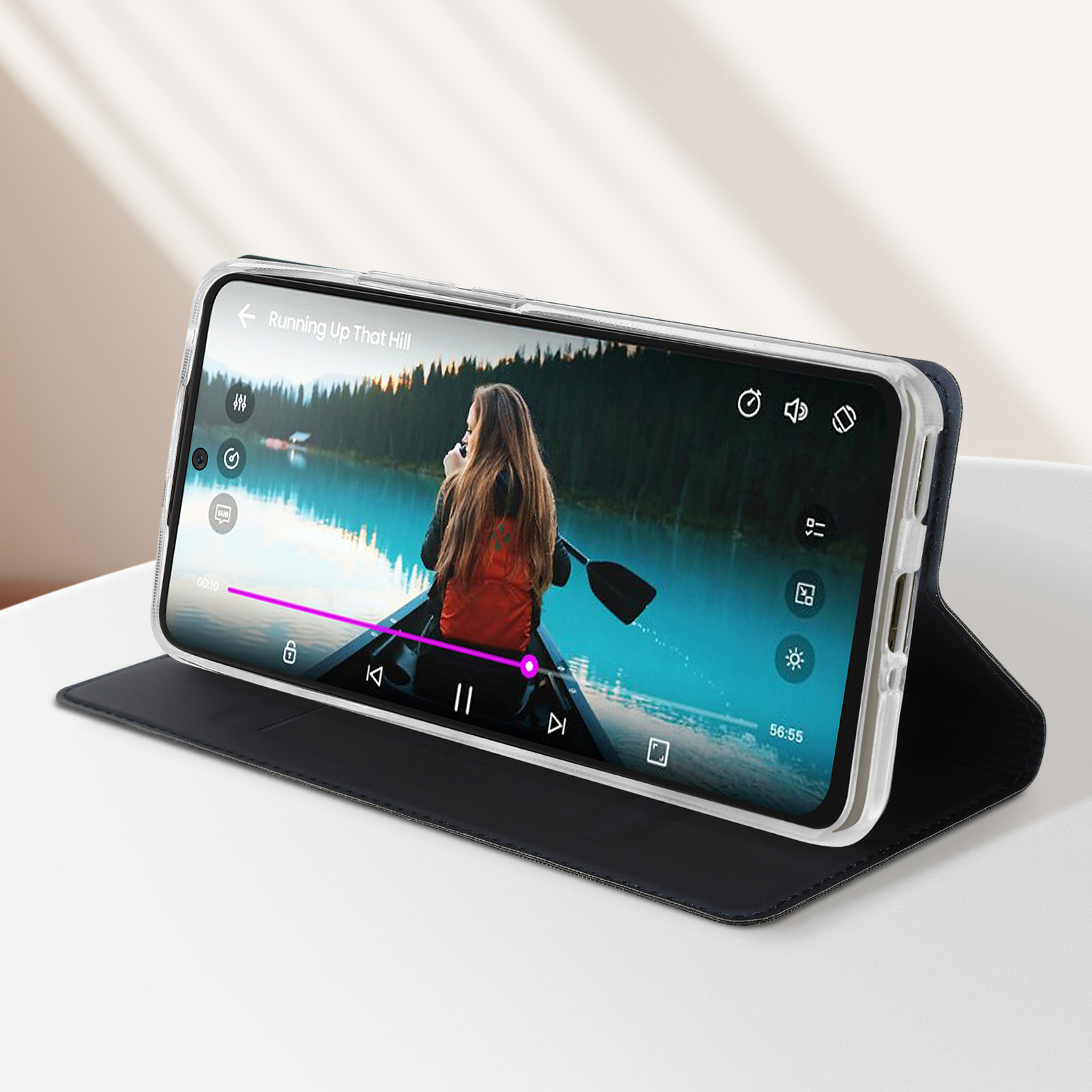 Ein Telefon, das ein Video anzeigt, in einem geöffneten Gehäuse. Der Hintergrund ist verschwommen. Das Telefon liegt auf einem Tisch.