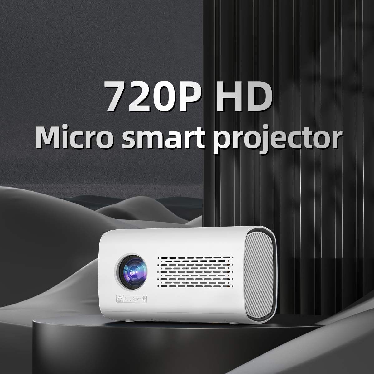 Weißer 720P HD Micro-Smart-Projektor auf dunkler Plattform, mit Text und dunklem Hintergrund mit Sanddünen.