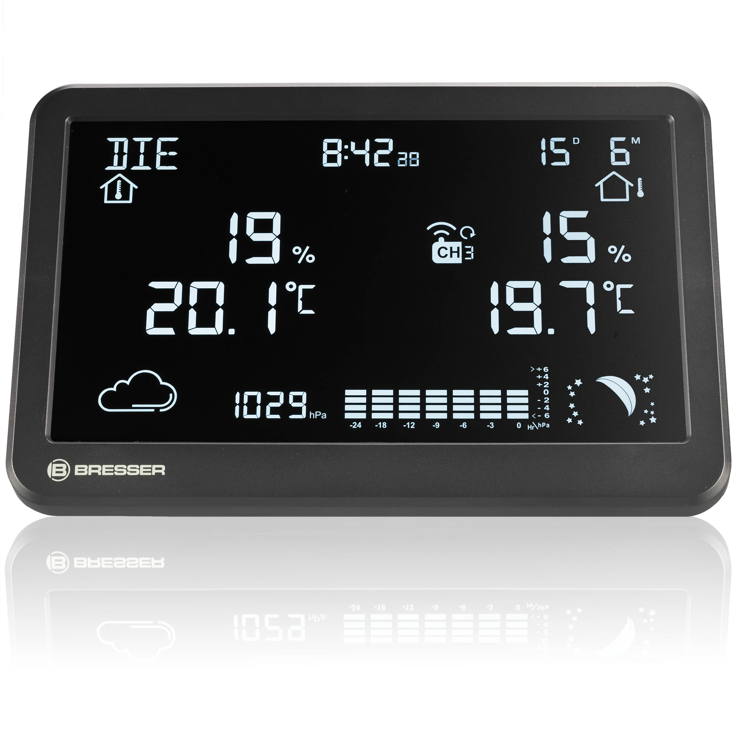 Pantalla negra de estación meteorológica mostrando hora, temperatura, humedad y pronóstico.