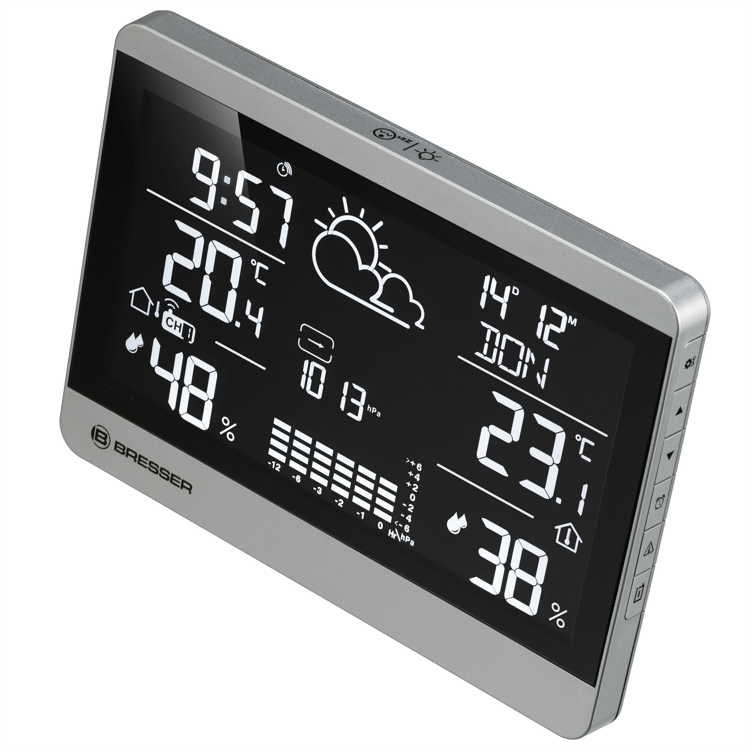 Estación meteorológica digital que muestra la hora, la temperatura, la humedad y los iconos de pronóstico del tiempo.