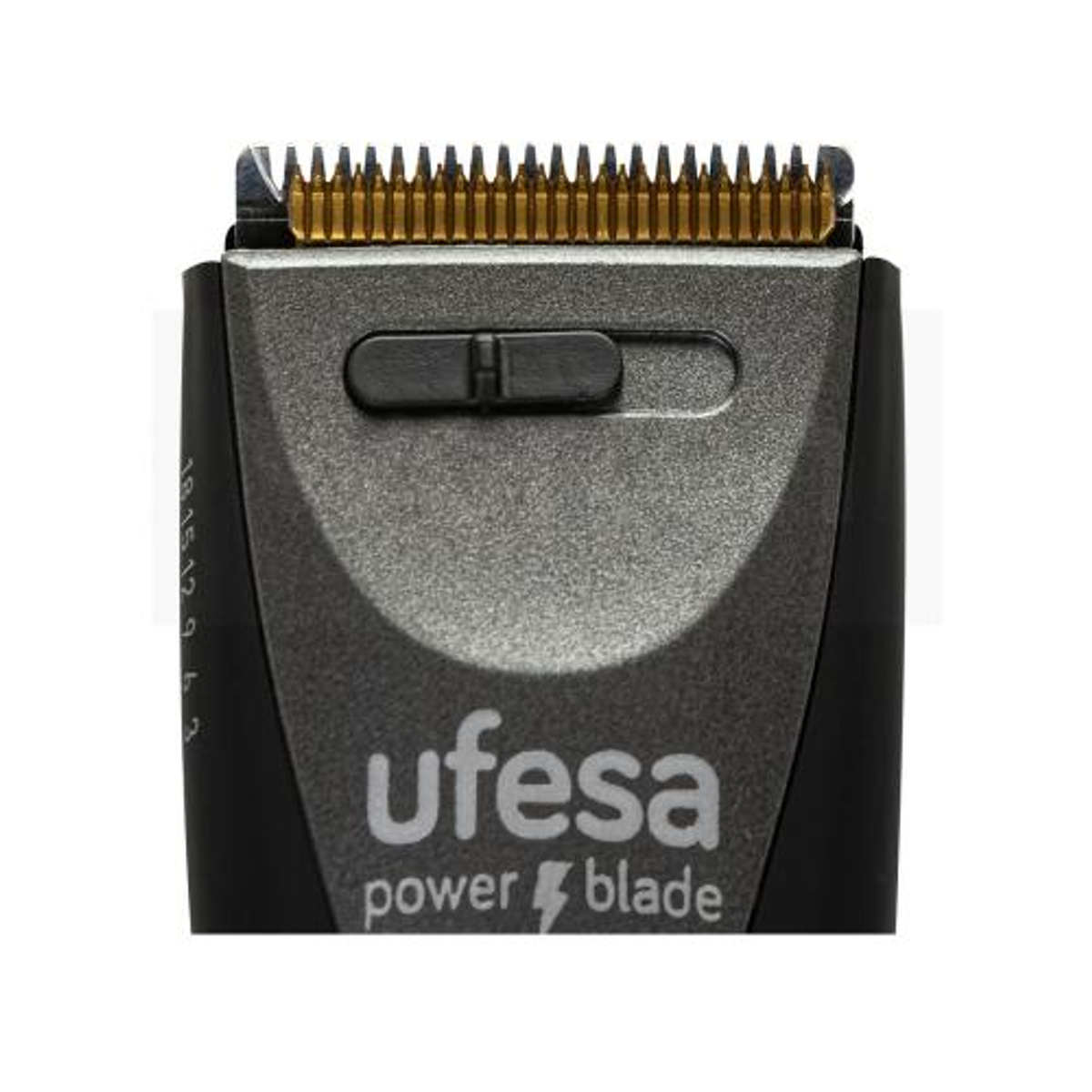Primer plano de una recortadora de cabello Ufesa Power Blade negra y gris sobre fondo blanco.