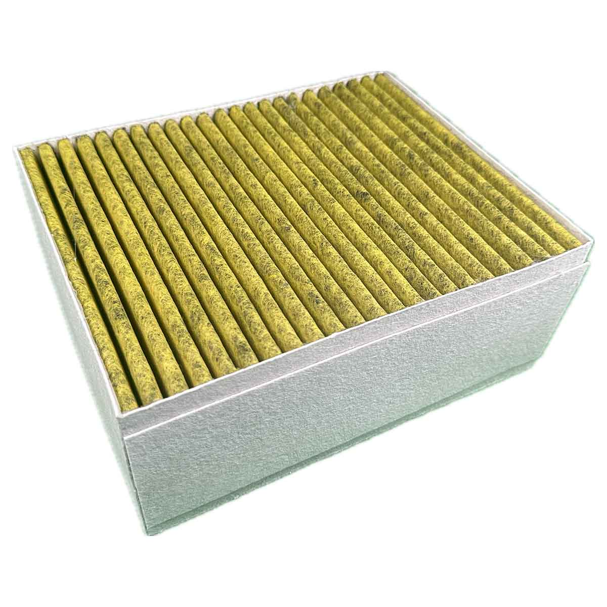 Ein neuer Luftfilter in einer weißen Box. Der Filter ist gelb und hat viele Falten.