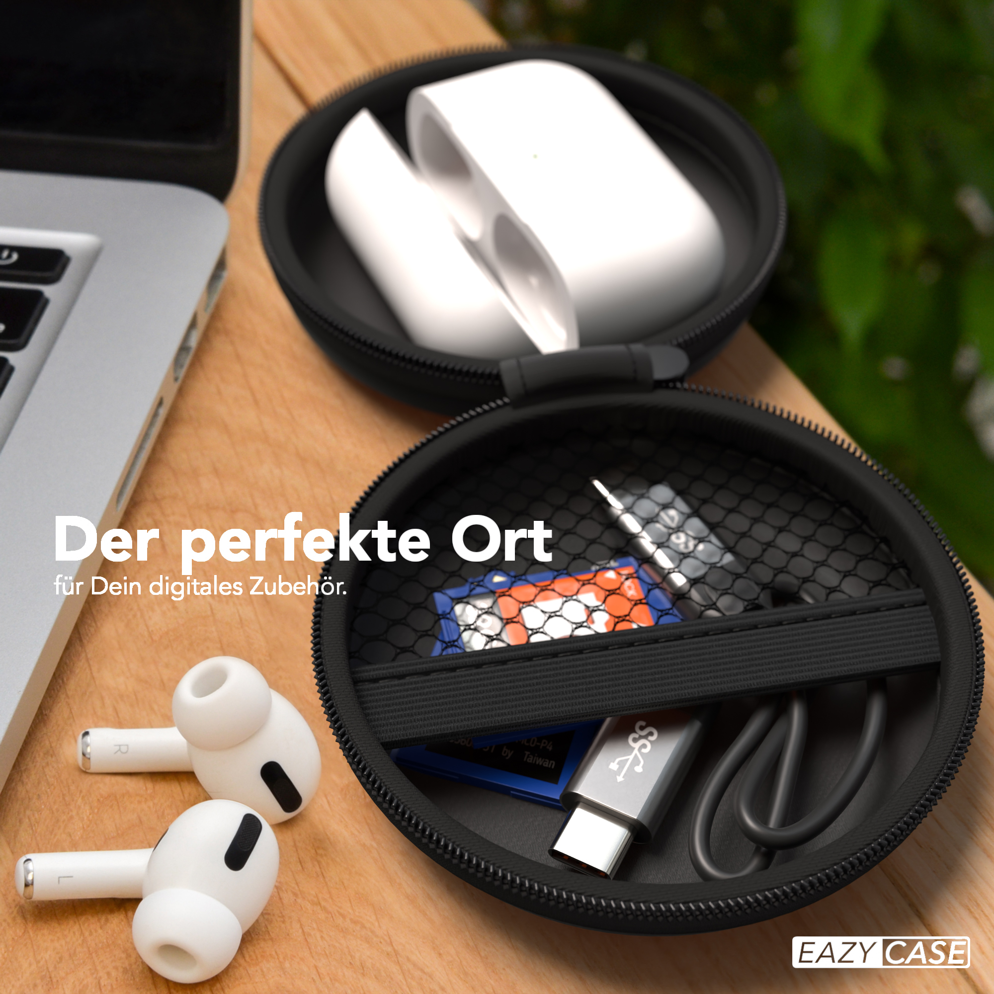Kopfhörer und Case auf Holz, Laptop im Hintergrund.