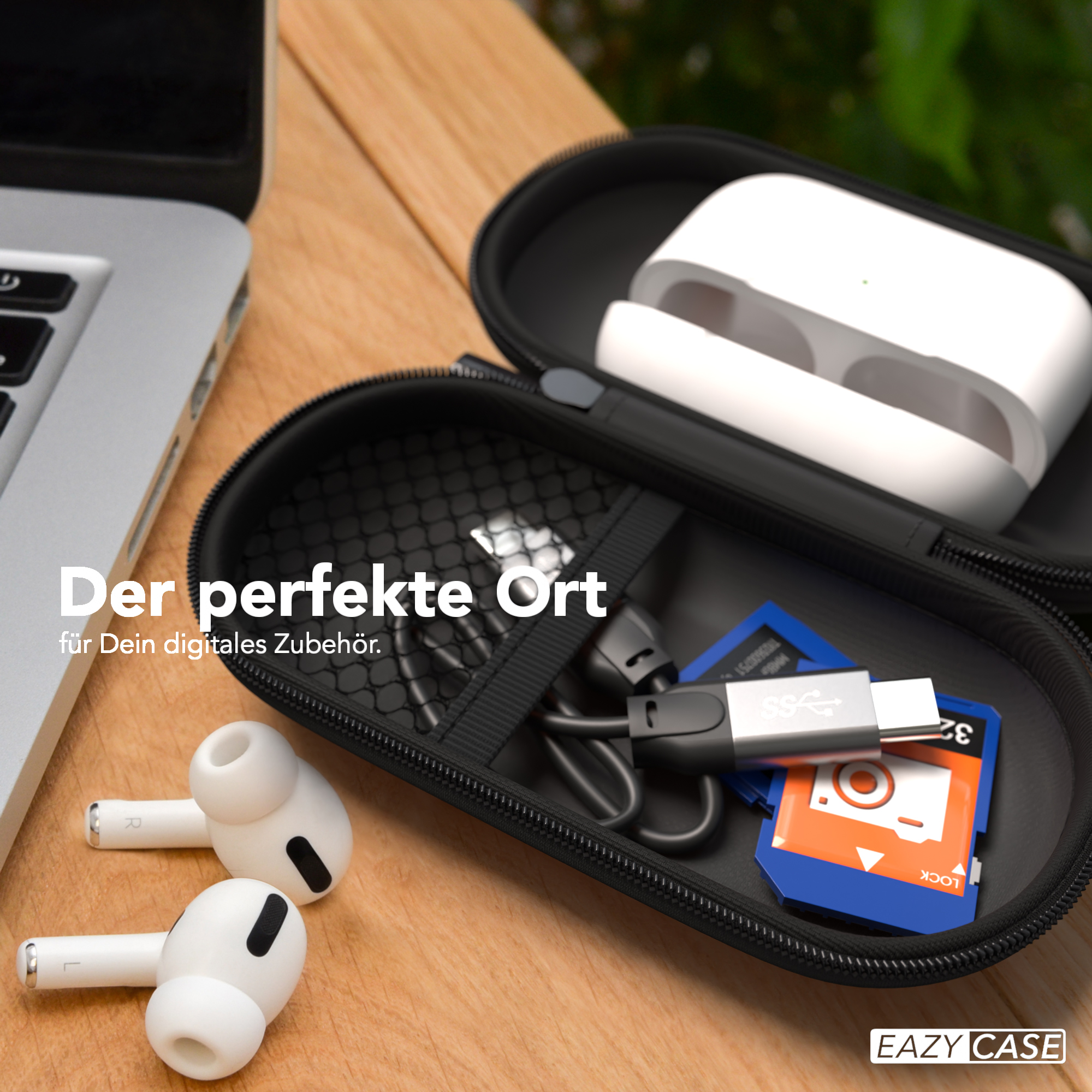 Geöffnete schwarze Hülle mit weißen Ohrhörern, Ladegerät und USB-Stick.