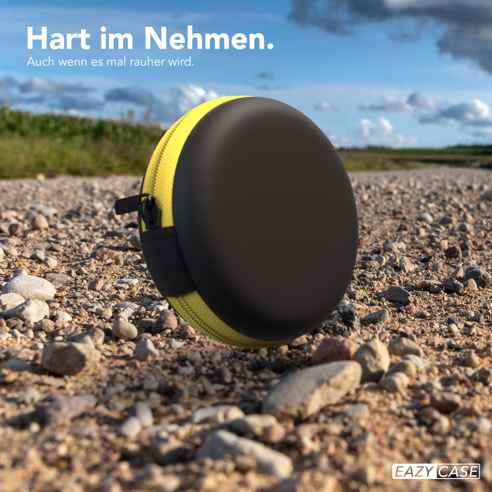 Schwarze und gelbe Hülle auf einem steinigen Weg, mit Himmel im Hintergrund.