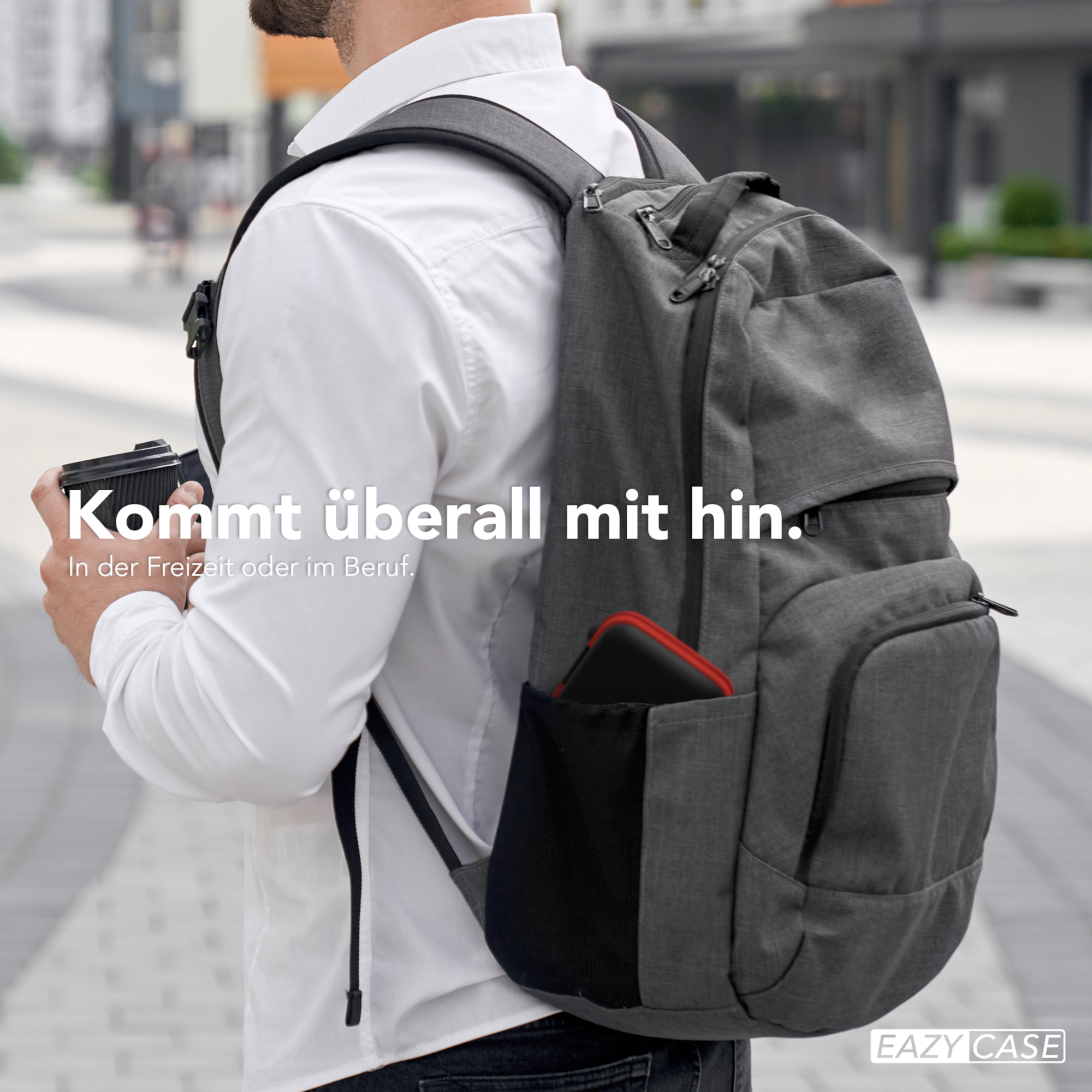 Mann mit Rucksack, der eine Kaffeetasse hält. Text: "Kommt überall mit hin", "In der Freizeit oder im Beruf."