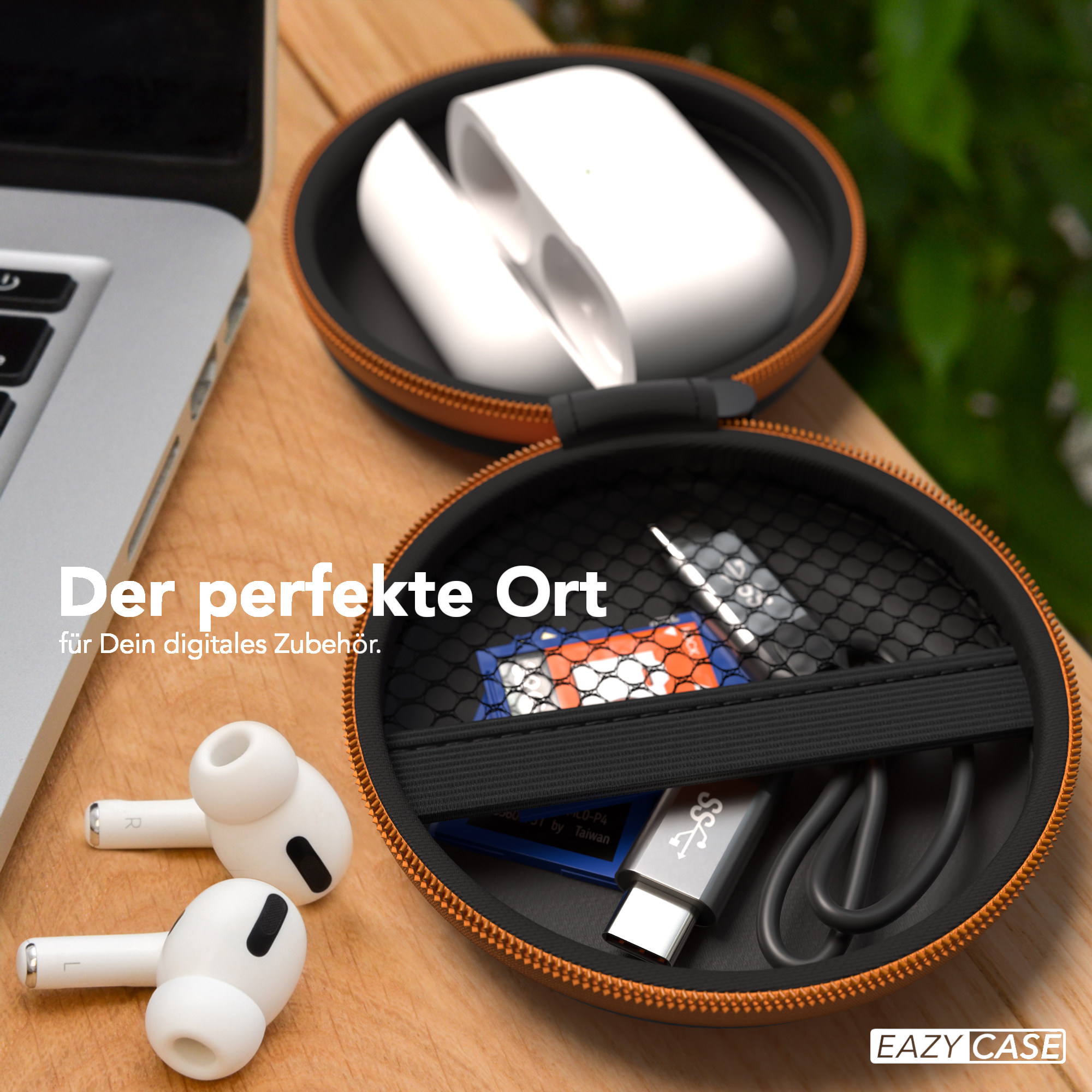 Kleine Tragetasche mit Ohrhörern, USB-C-Kabel und SD-Karte. Holzoberfläche.