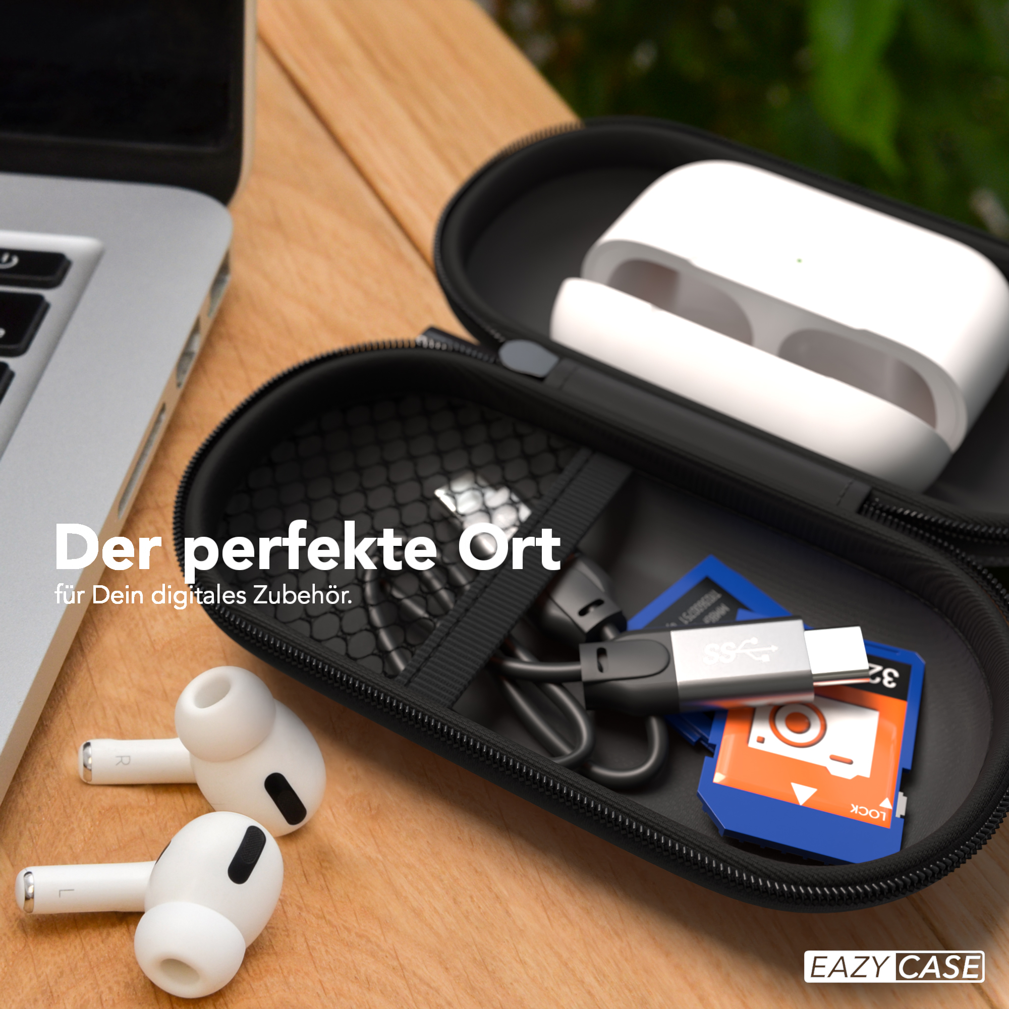 Schwarzes Etui mit Ohrhörern, USB-Kabel und SD-Karte. Laptop im Hintergrund.
