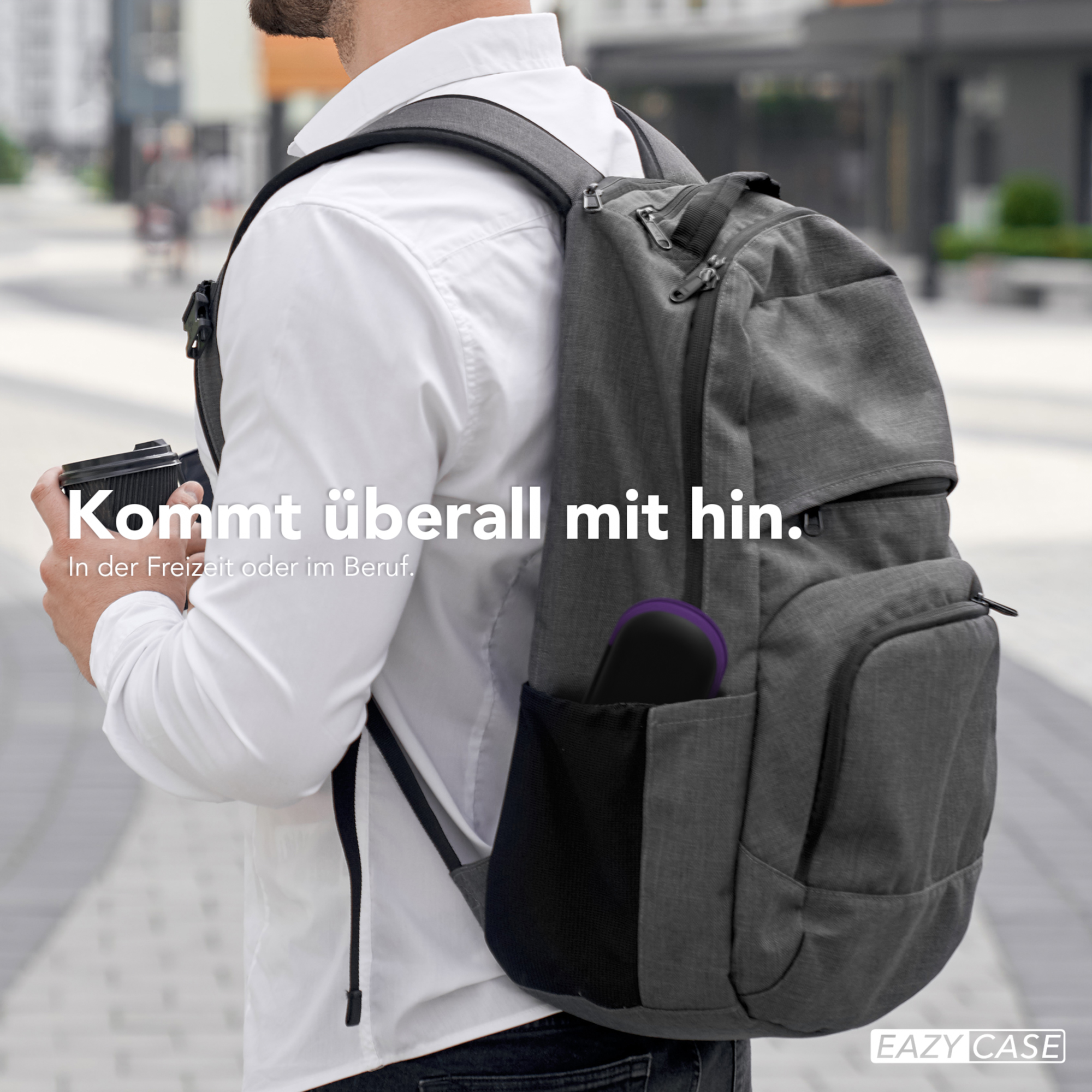 Mann mit grauem Rucksack. Lila Etui in der Seitentasche. Text: Geht überall mit.