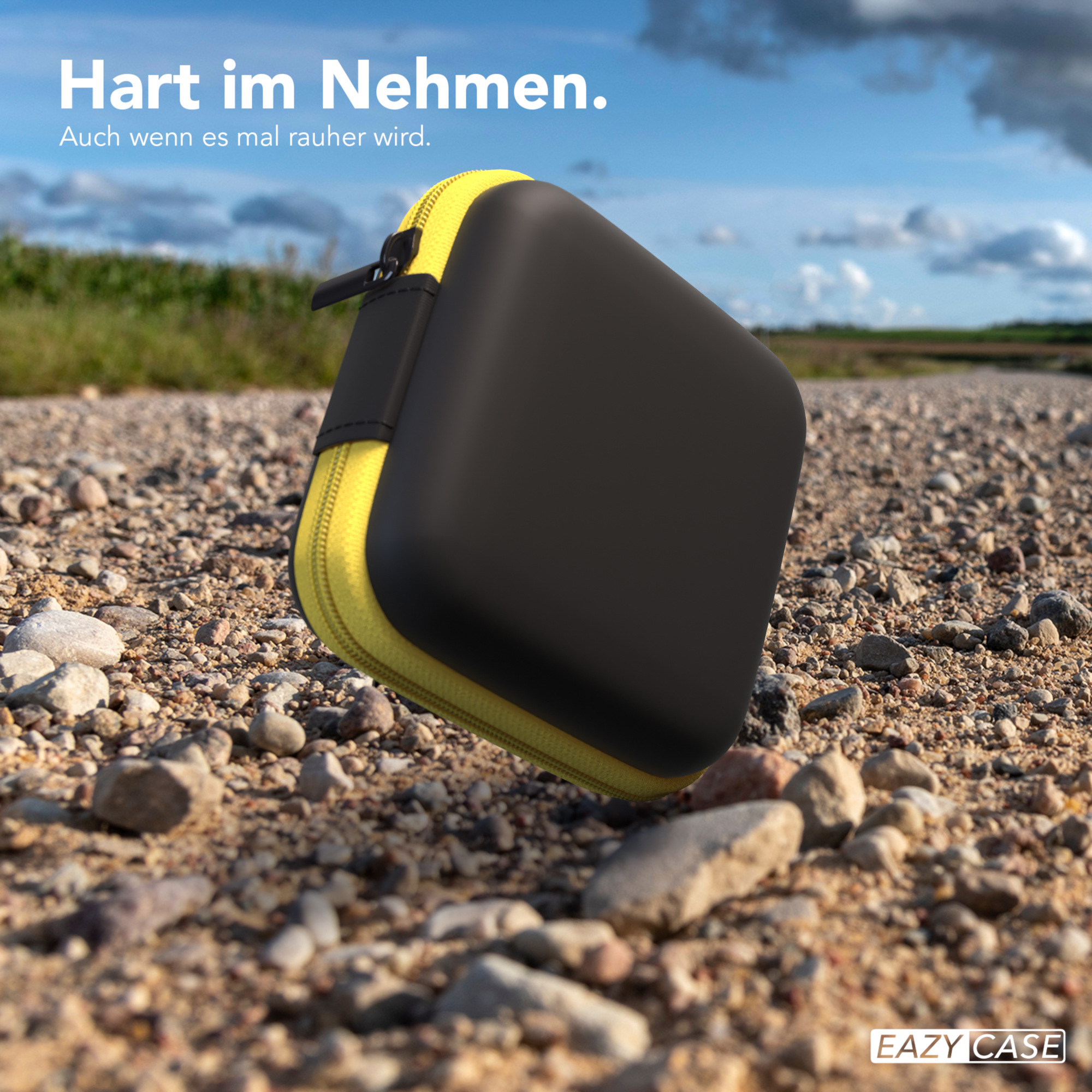 Schwarze und gelbe Hülle auf felsigem Boden. Himmel mit Wolken im Hintergrund.