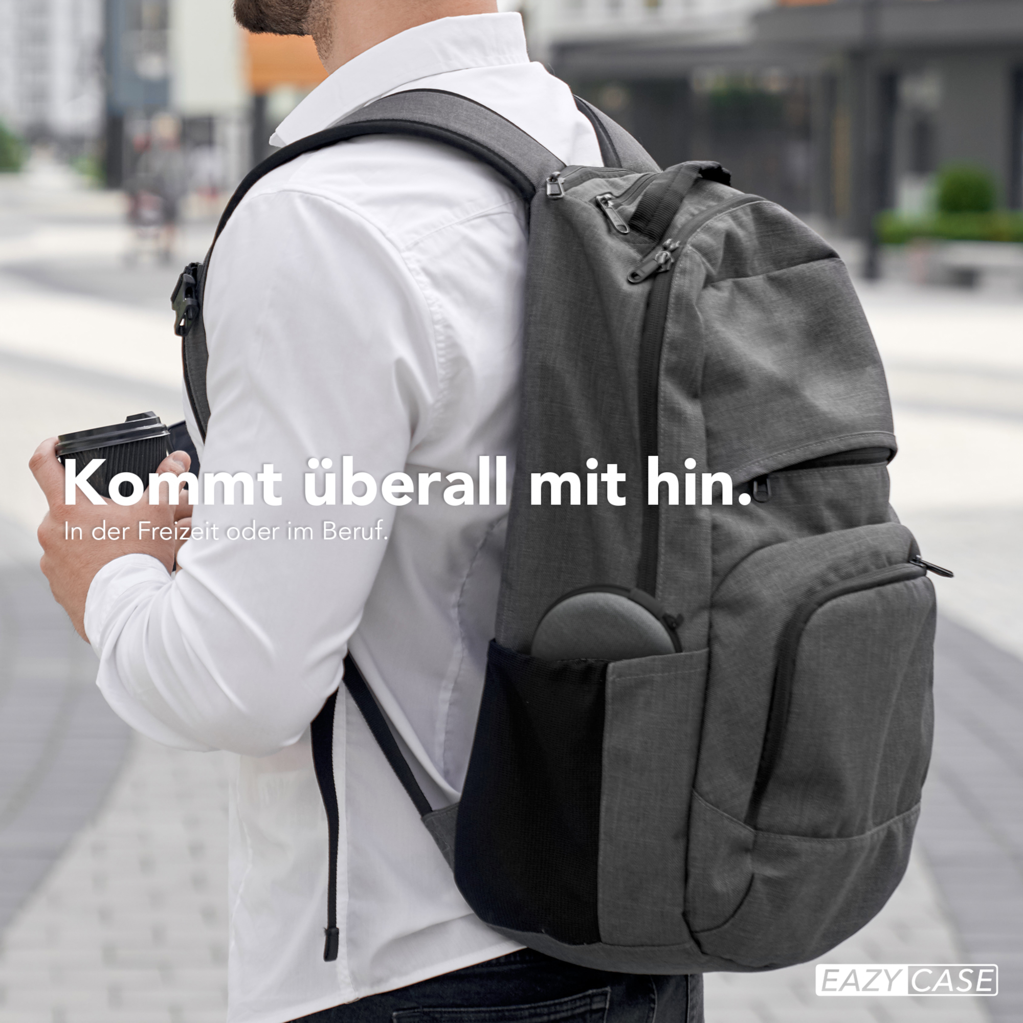 Mann mit Rucksack, hält eine Kaffeetasse, geht auf der Straße.