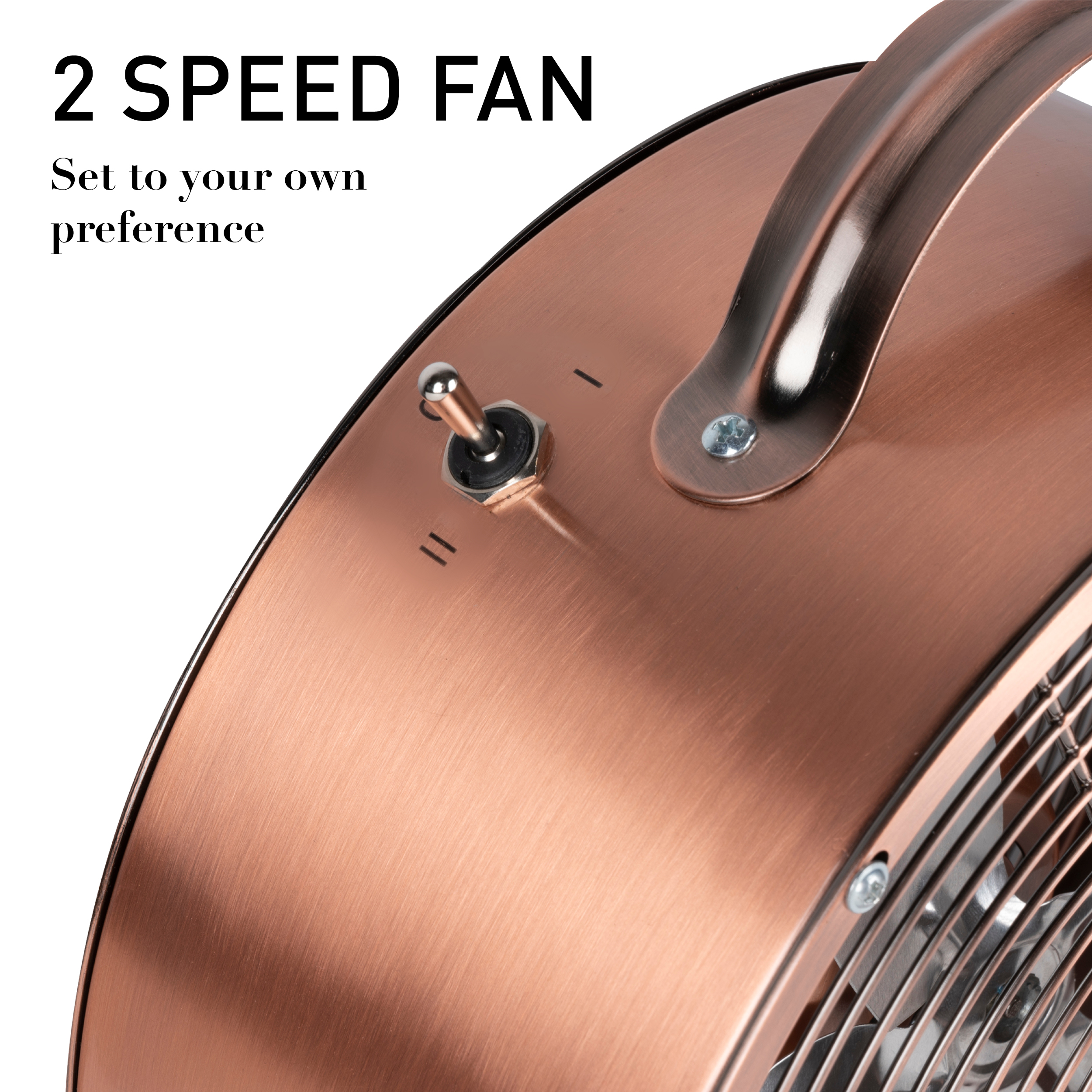 Ein kupferfarbener Ventilator mit Griff und Kippschalter mit den Einstellungen: I und II. Die Rotorblätter sind sichtbar.