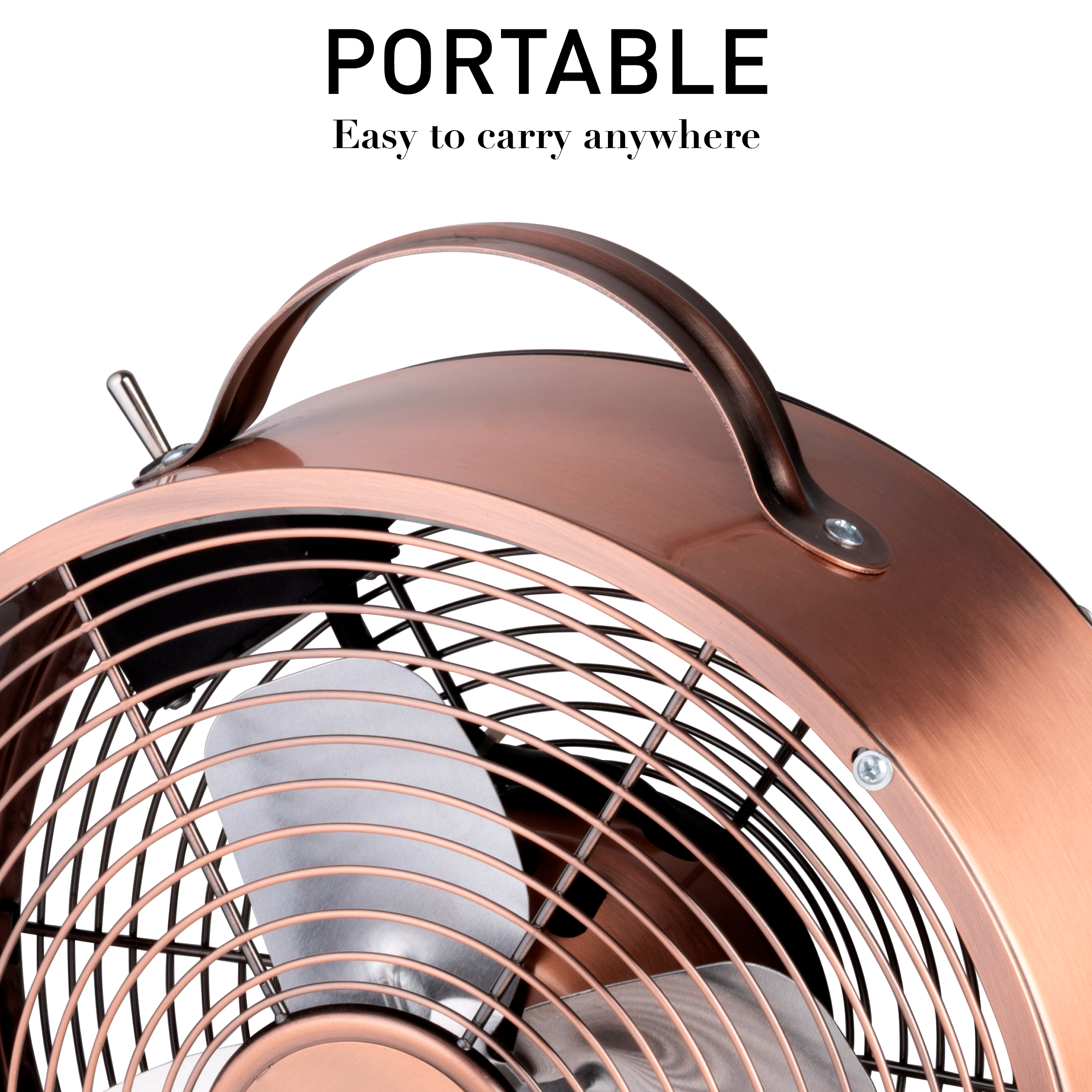 Ein kupferfarbener Ventilator, Nahaufnahme von Griff und Frontgitter. Weißer Hintergrund.