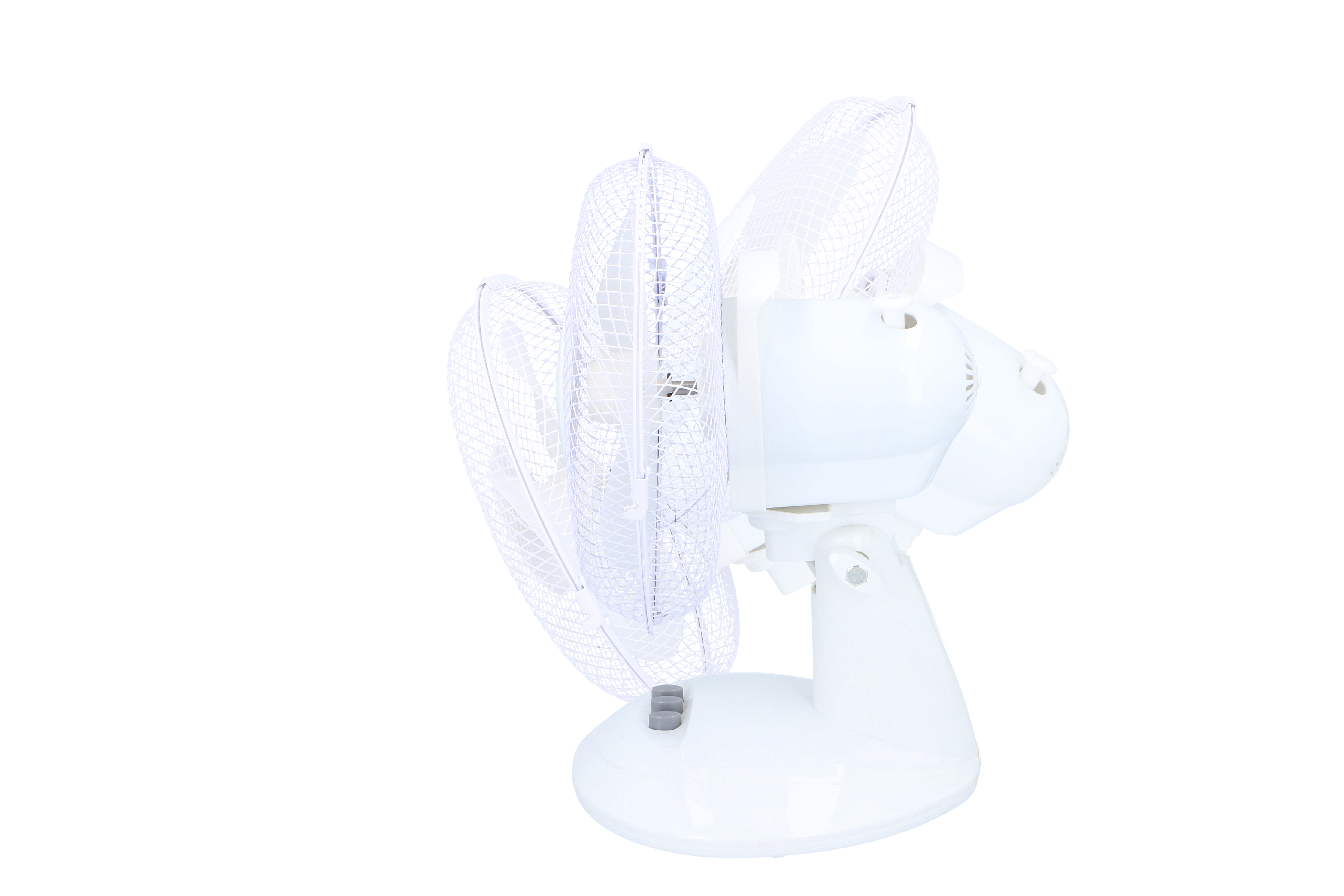 Ventilateur électrique blanc à trois pales, sur socle blanc, sur fond noir.