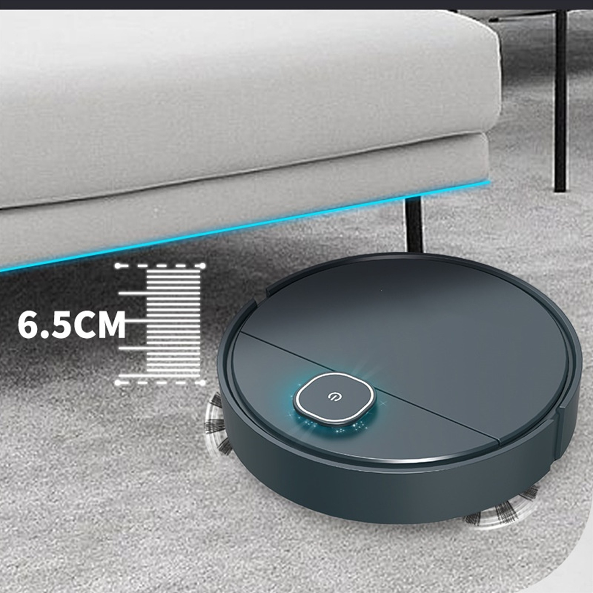 Ein dunkelgrauer Roboterstaubsauger reinigt in der Nähe eines Sofas und zeigt 6,5 cm Freiraum.