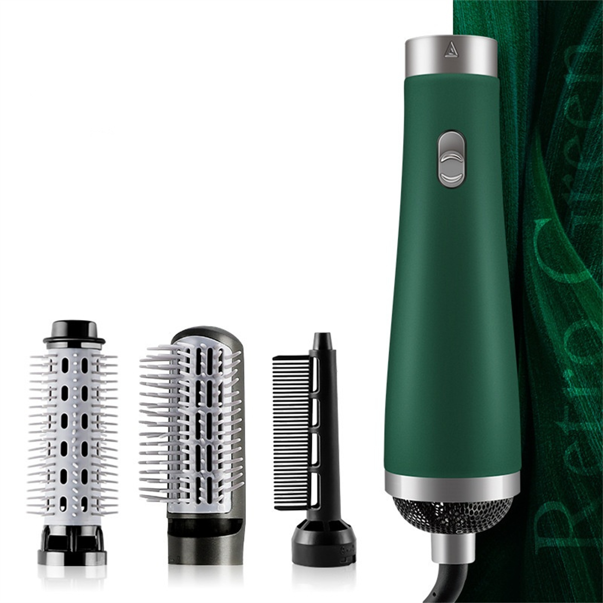 Ein grüner Haarstyler mit vier Aufsätzen: Bürsten und Kamm, alles auf Weiß.