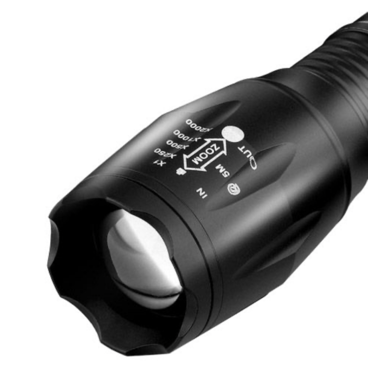 Schwarze Taschenlampe mit Zoomeinstellungen. Nahaufnahme. Weißer Hintergrund.