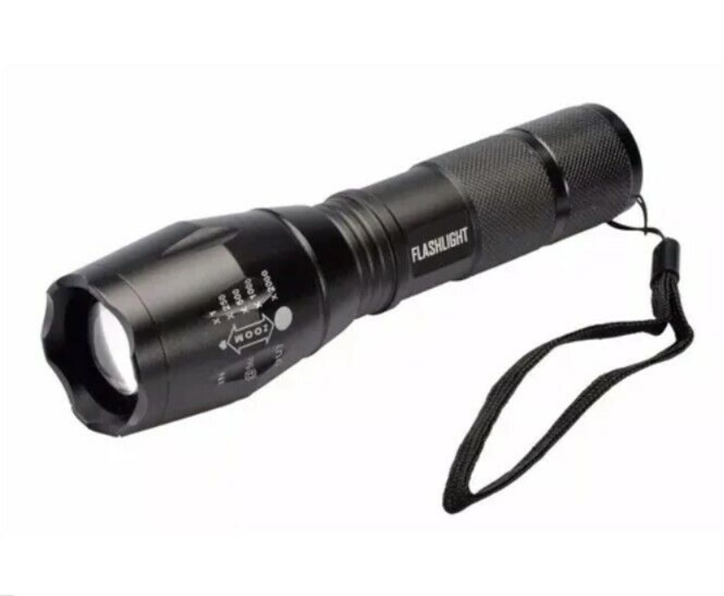 Schwarze Taschenlampe mit Zoom, Riemen und weißem Hintergrund.