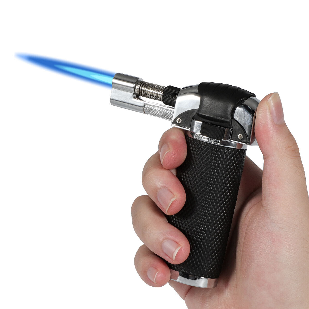 Hand hält einen schwarzen und silbernen Butanbrenner mit blauer Flamme.