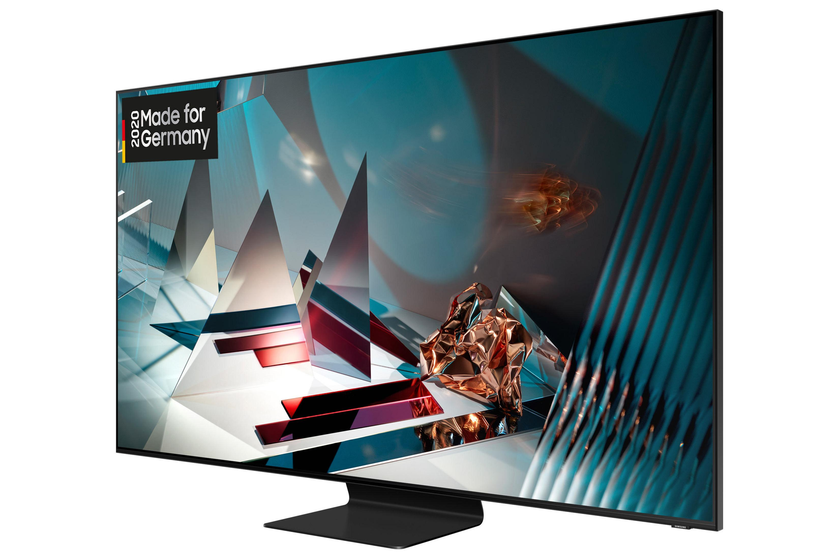 Großer Samsung Fernseher mit abstrakter Kunst. Der Fernseher steht auf einem Ständer vor weißem Hintergrund.