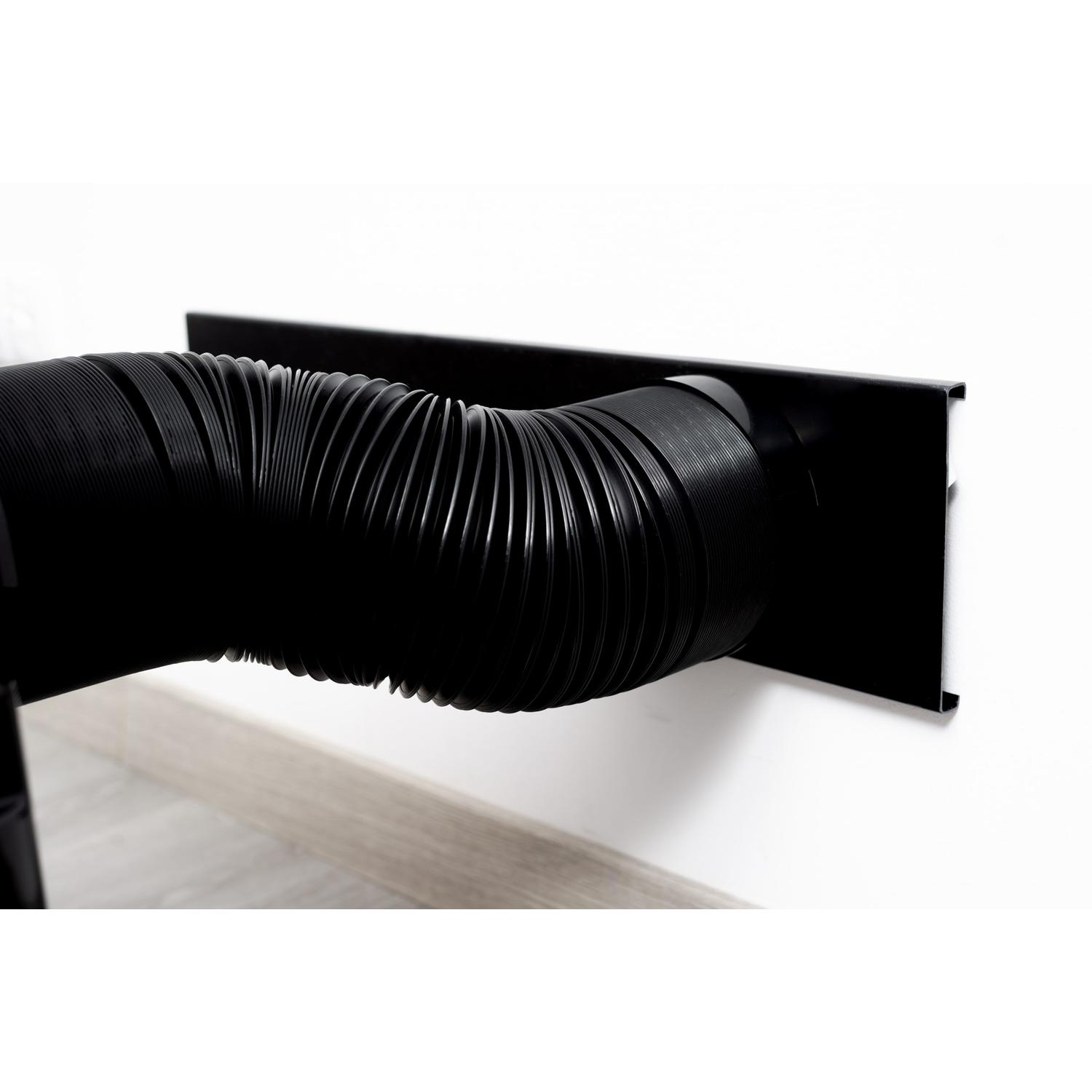 Un conducto de ventilación negro fijado a una pared. Una placa rectangular negra rodea el conducto.
