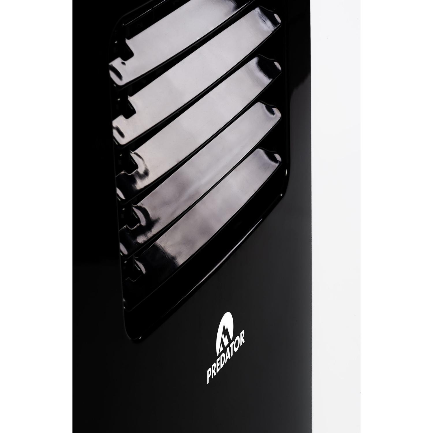 Carcasa de ordenador negra con ventilaciones. El logotipo blanco de Predator está abajo. Fondo negro.