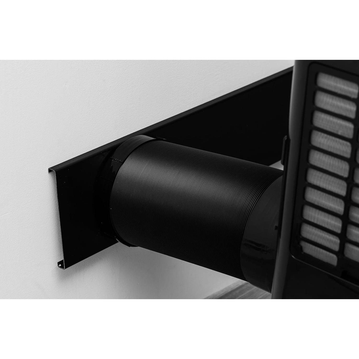 Unidad de aire acondicionado negra y un tubo flexible negro fijado a la pared.