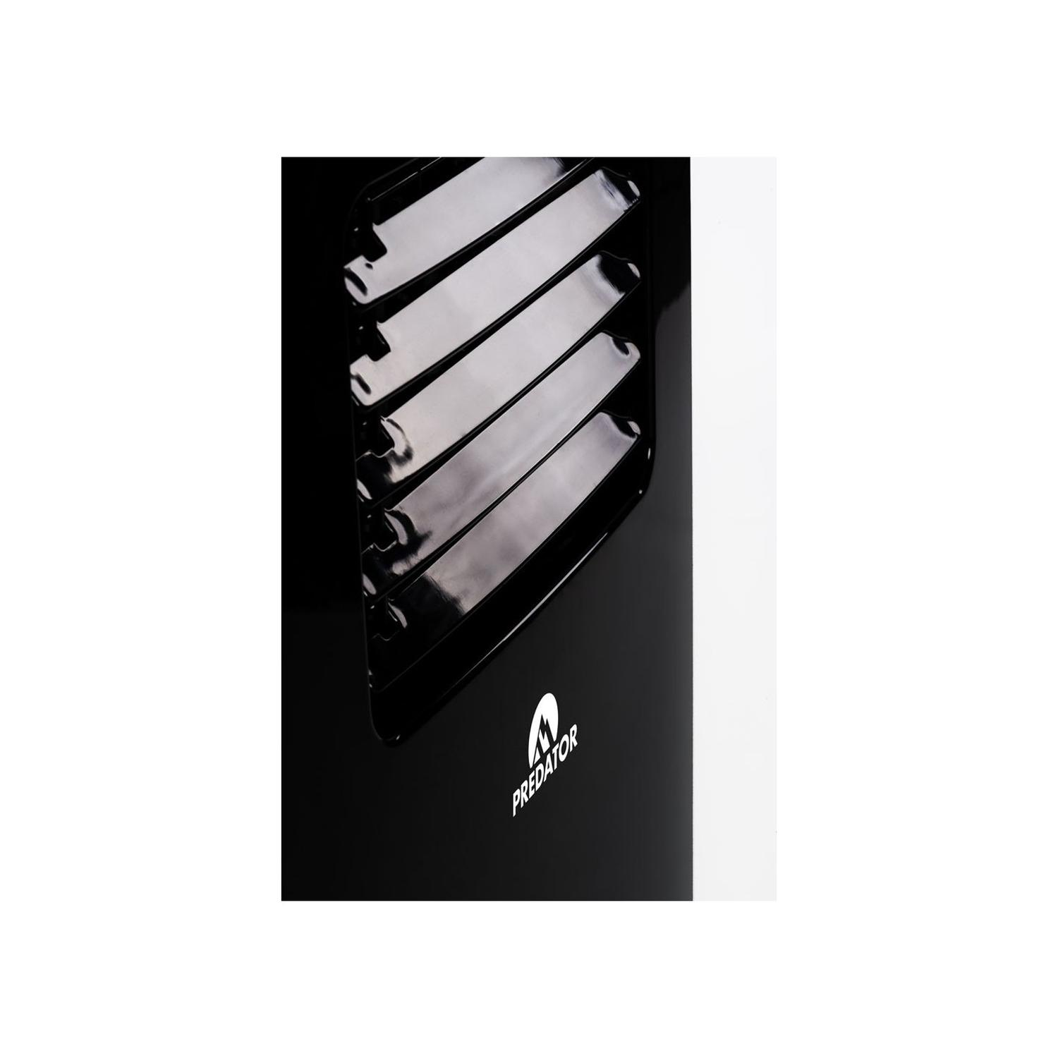 Una carcasa de ordenador negra con el logotipo de Predator. Tiene un diseño de ventilación distintivo en el panel lateral.