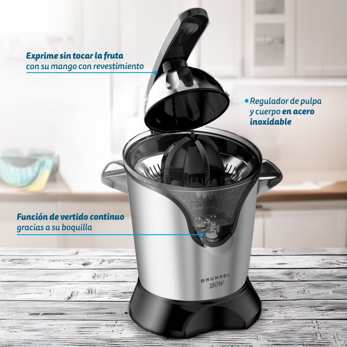 Una centrifuga argento e nera con coperchio aperto, con sfondo cucina.