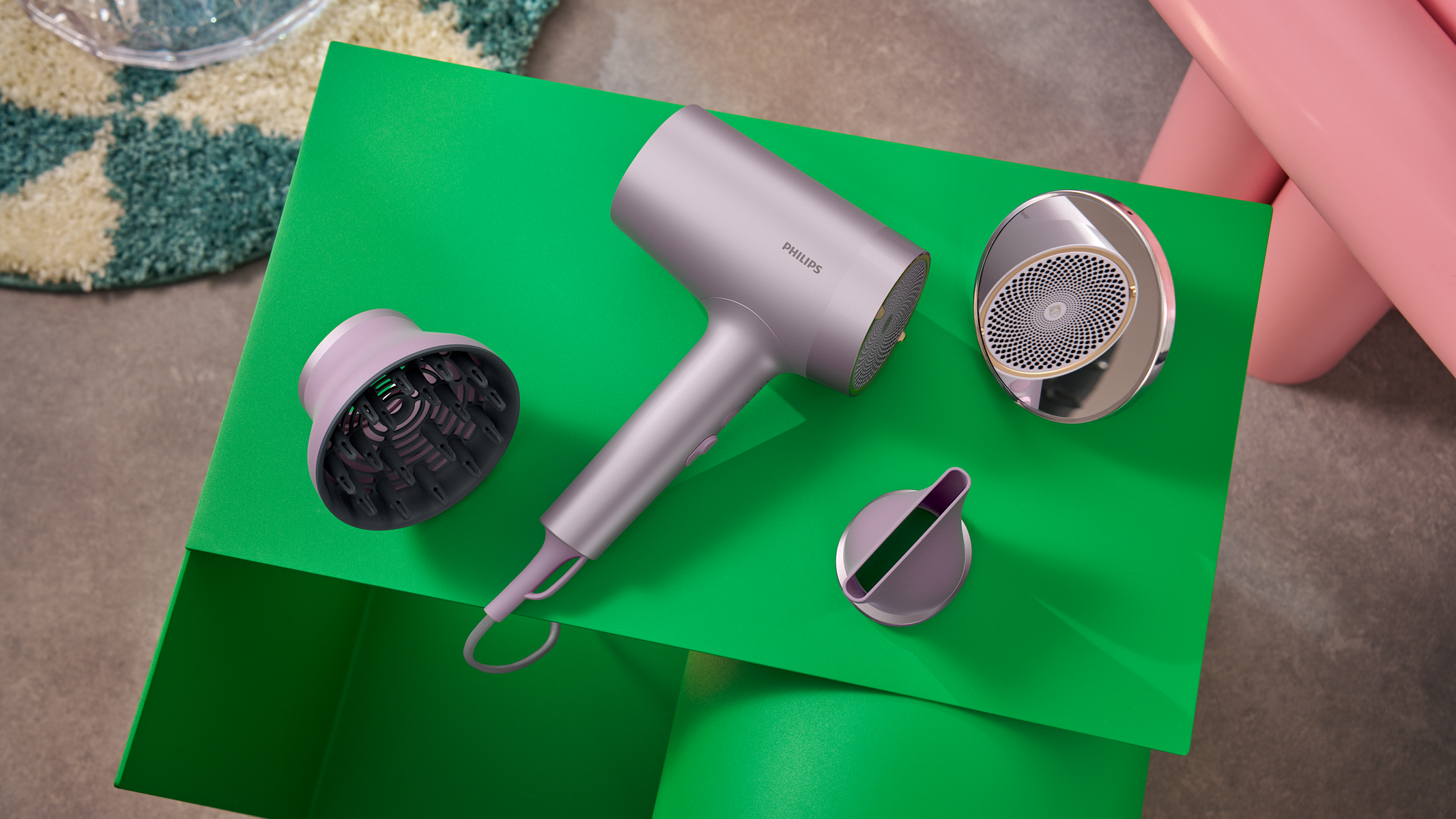 Czarna obudowa komputera z podświetlonymi etykietami USB 3.0, zestawu słuchawkowego, RGB i zasilania.