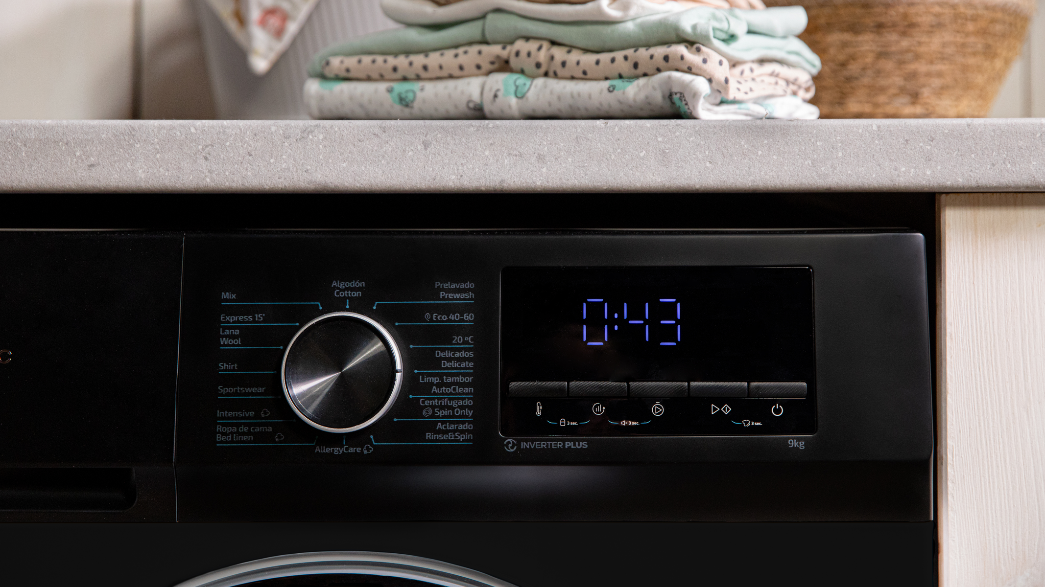 Panel sterowania pralki z wyświetlaczem cyfrowym i przyciskami sterowania.