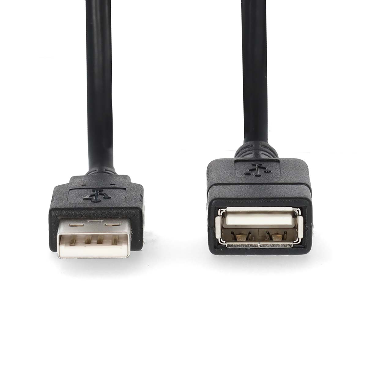 Twee zwarte USB-kabels met USB-A-connectoren op witte achtergrond.