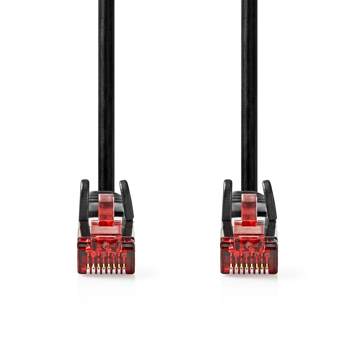 Twee zwarte Ethernet-kabels met rode connectoren op witte achtergrond.