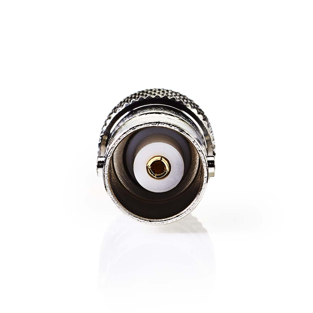 Close-up van een zilveren coaxiale connector met een wit en goud interieur, witte achtergrond.