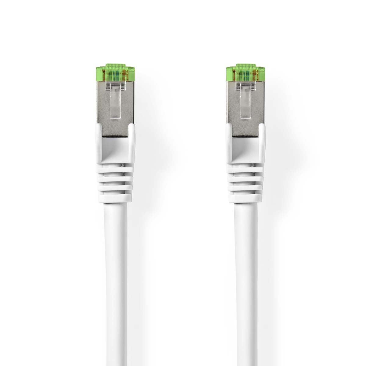 Twee witte netwerkkabels met groene RJ45-connectoren op een witte achtergrond.