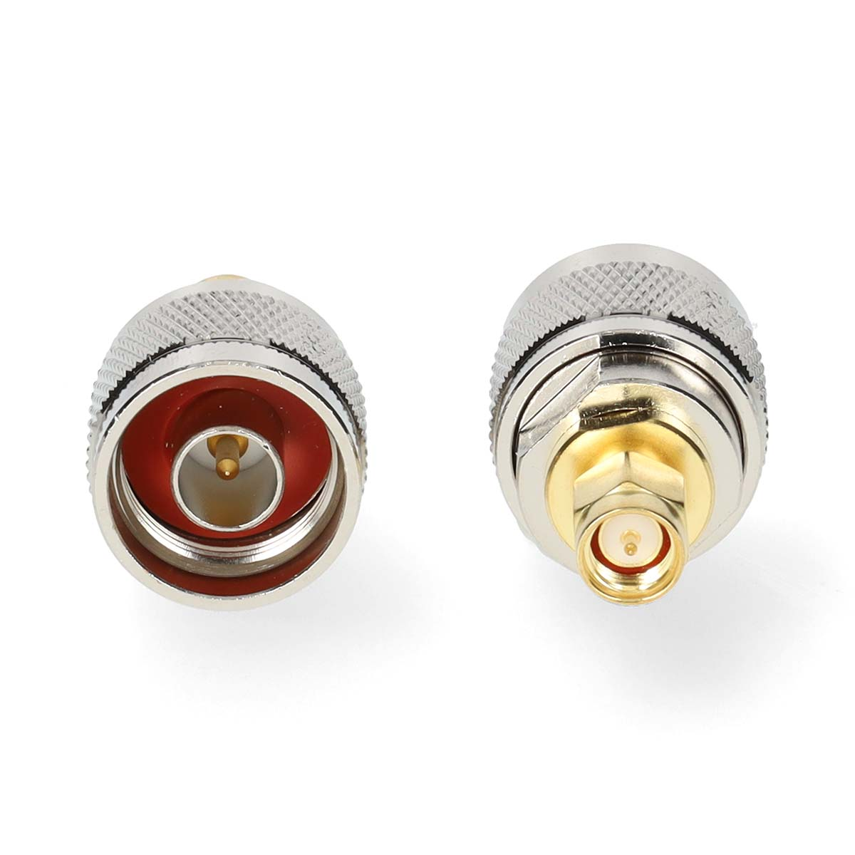Twee zilveren en gouden connectoren op een witte achtergrond.