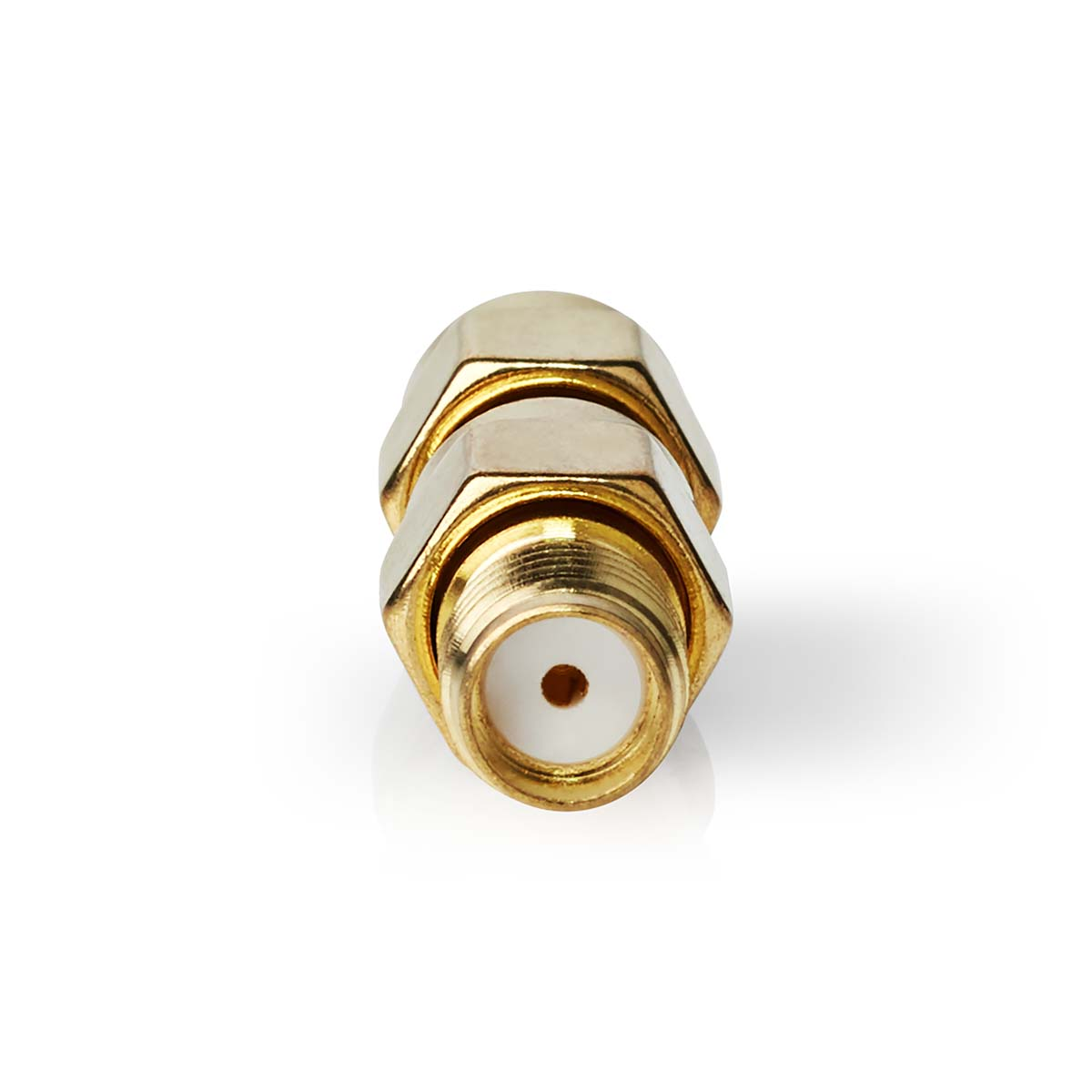 Een gouden coaxiale connector voor een kabel, close-up.