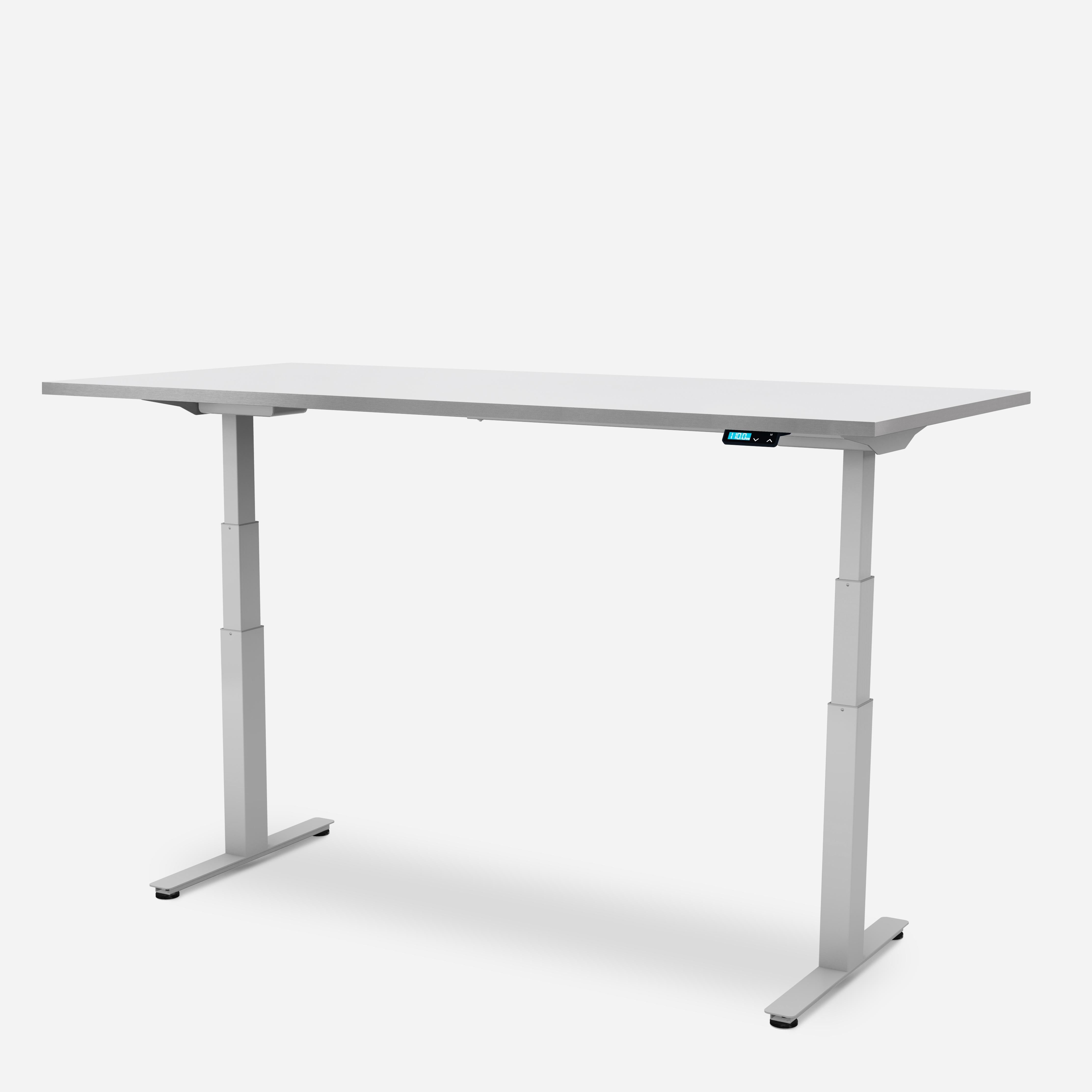 Weißer Schreibtisch mit weißen Beinen. Höhenverstellbar. Weißer Hintergrund.
