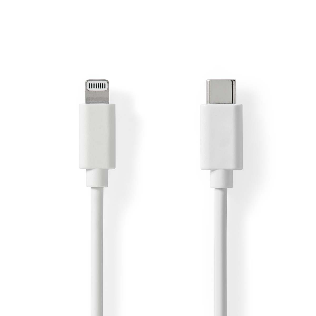 Câble blanc avec connecteurs Lightning et USB-C sur surface blanche, montrant les extrémités.