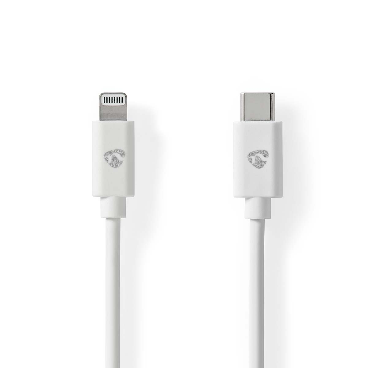 Un câble blanc Lightning vers USB-C sur fond blanc.
