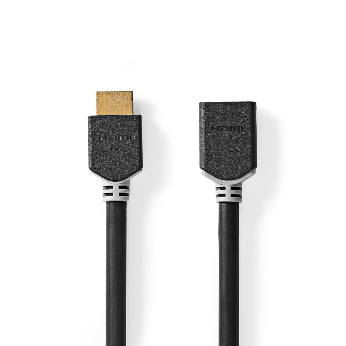 Twee zwarte HDMI-kabels met zwarte connectoren op een witte achtergrond.