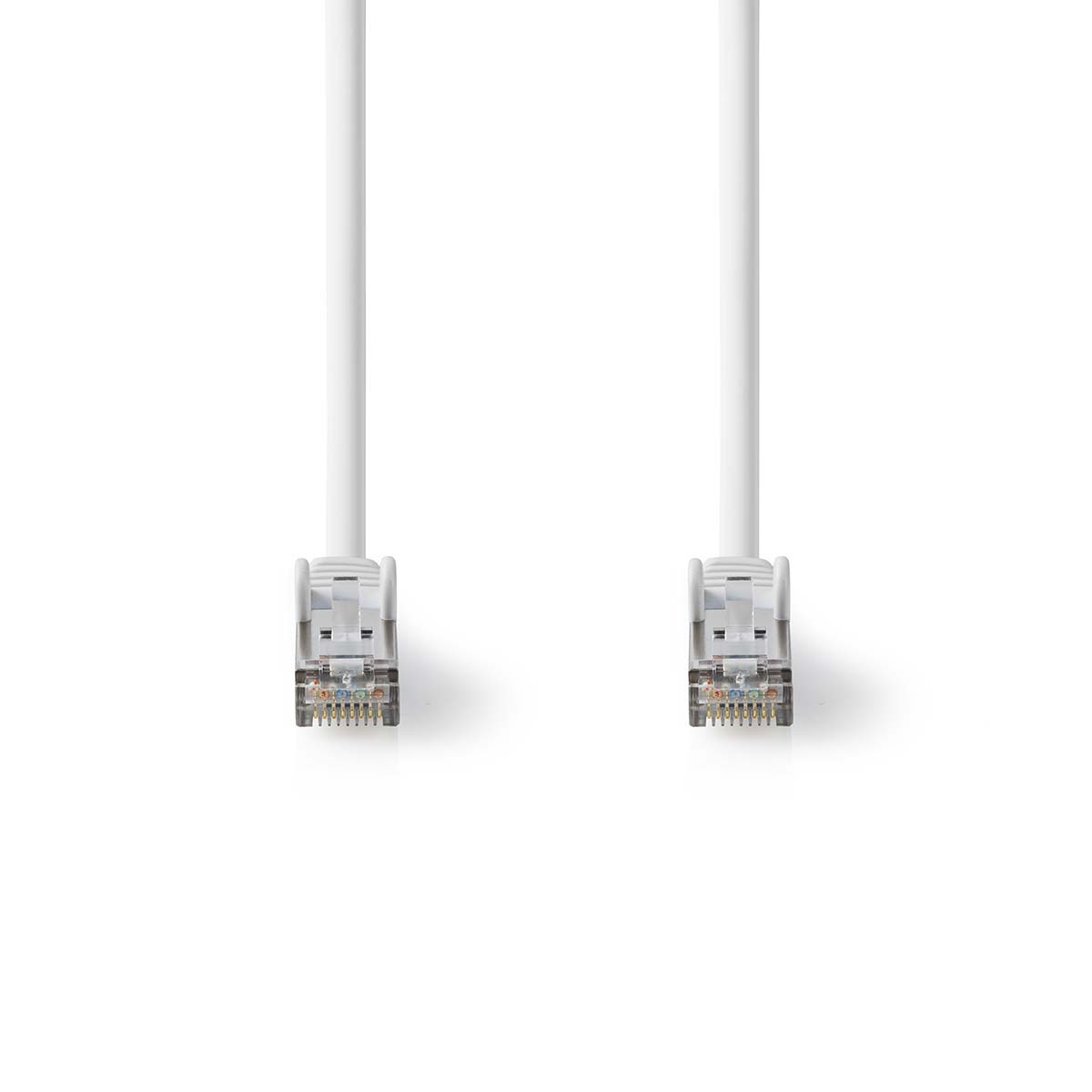 Twee witte ethernetkabels met connectoren, tegen een witte achtergrond.