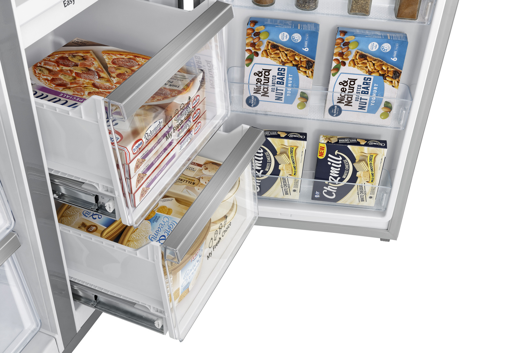 Ein Kühlschrank mit offenen Schubladen, gefüllt mit Lebensmitteln wie Pizza, Eis und Müsliriegeln.
