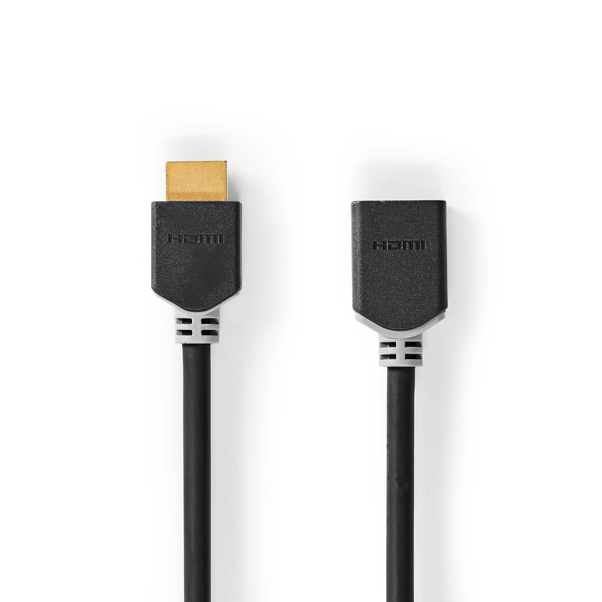 Een HDMI-kabel met zwarte connectoren op een witte achtergrond. Connectoren wijzen omhoog.