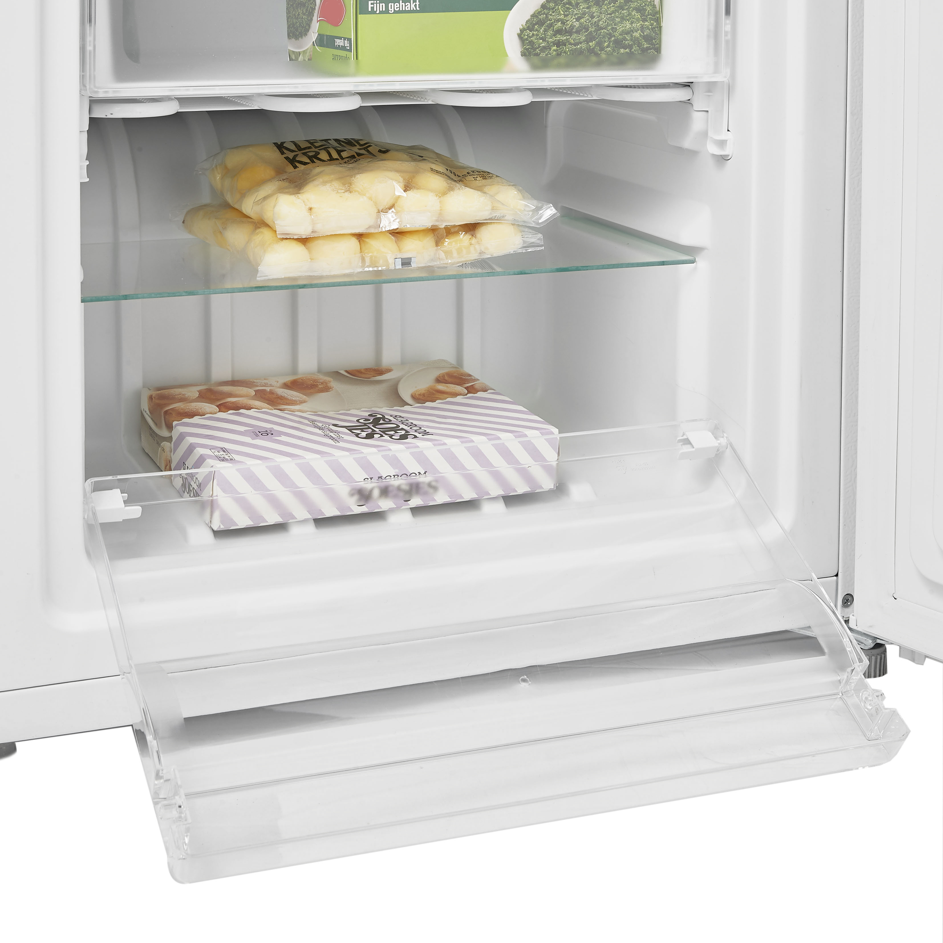 Interno di un frigorifero, con ripiani e confezioni di cibo. Un cassetto trasparente aperto.
